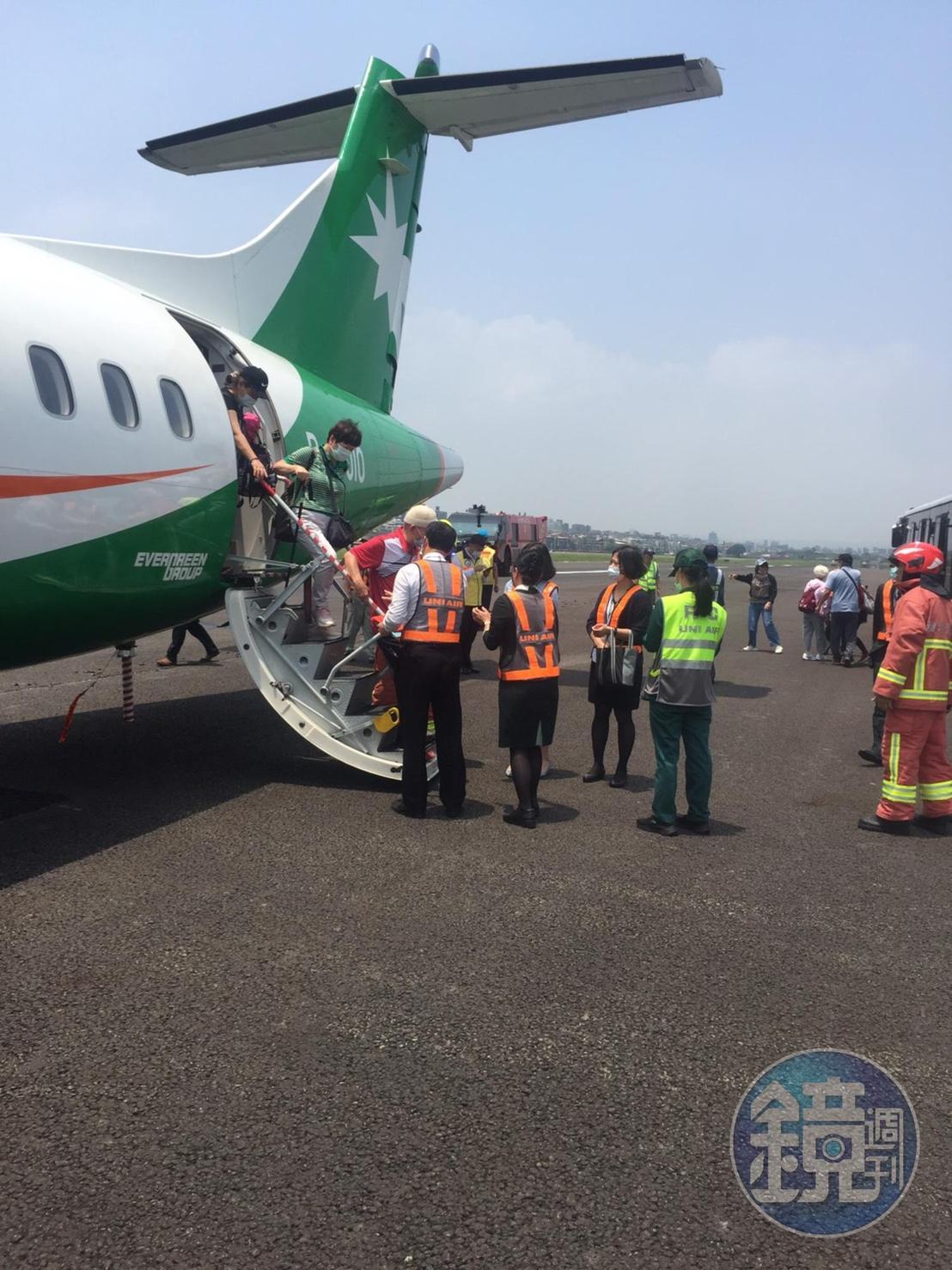 機上旅客與機組員共74人均平安。（讀者提供）