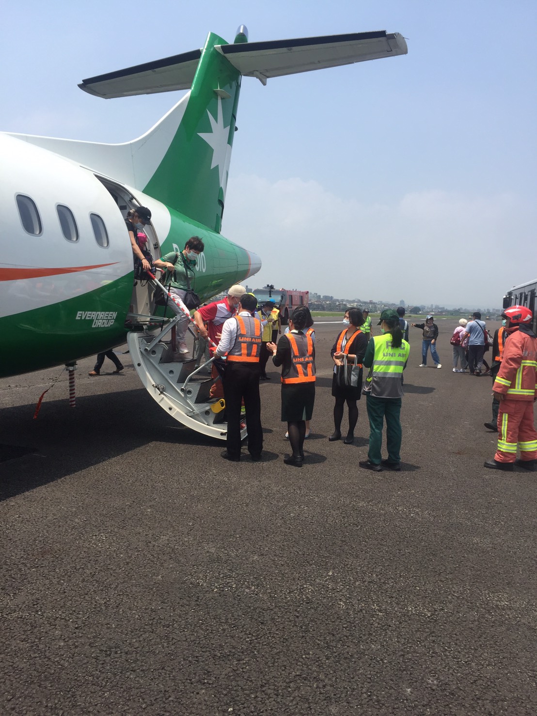 機上旅客與機組員共74人均平安。（讀者提供）