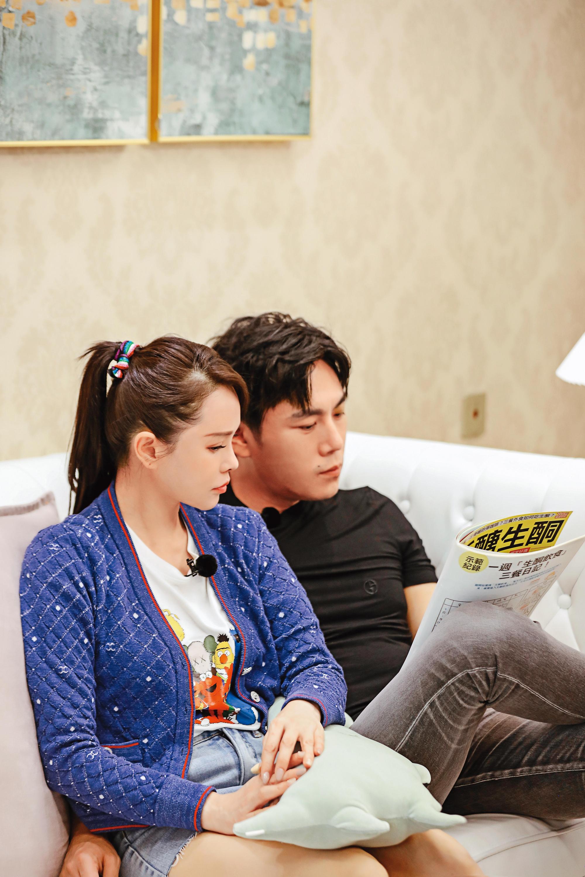秦昊(右)、伊能靜夫妻聯手狂賺人民幣,合體上陸綜《婆婆與媽媽》又圈了不少粉。(翻攝自伊能靜工作室微博)