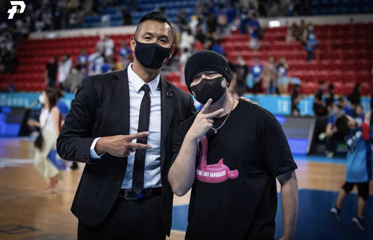 陳建州在臉書上傳與周杰倫在球場的合照。（翻攝自黑人陳建州臉書）