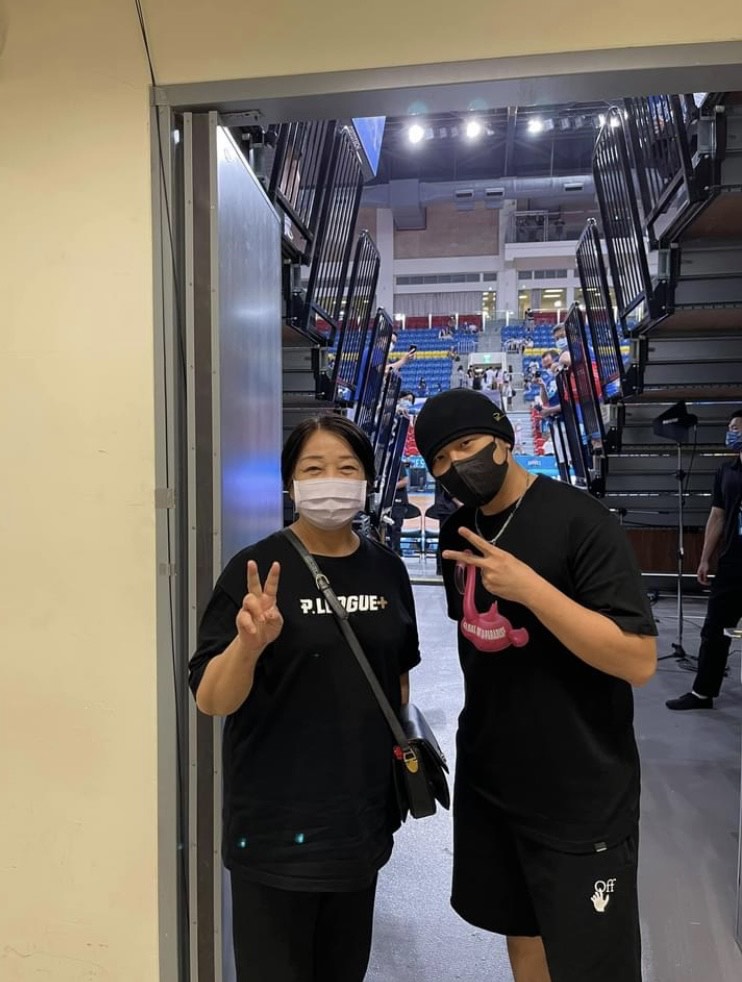 周杰倫和比爾單挑後，還親切與球迷拍合照。（翻攝自黑人陳建州臉書）