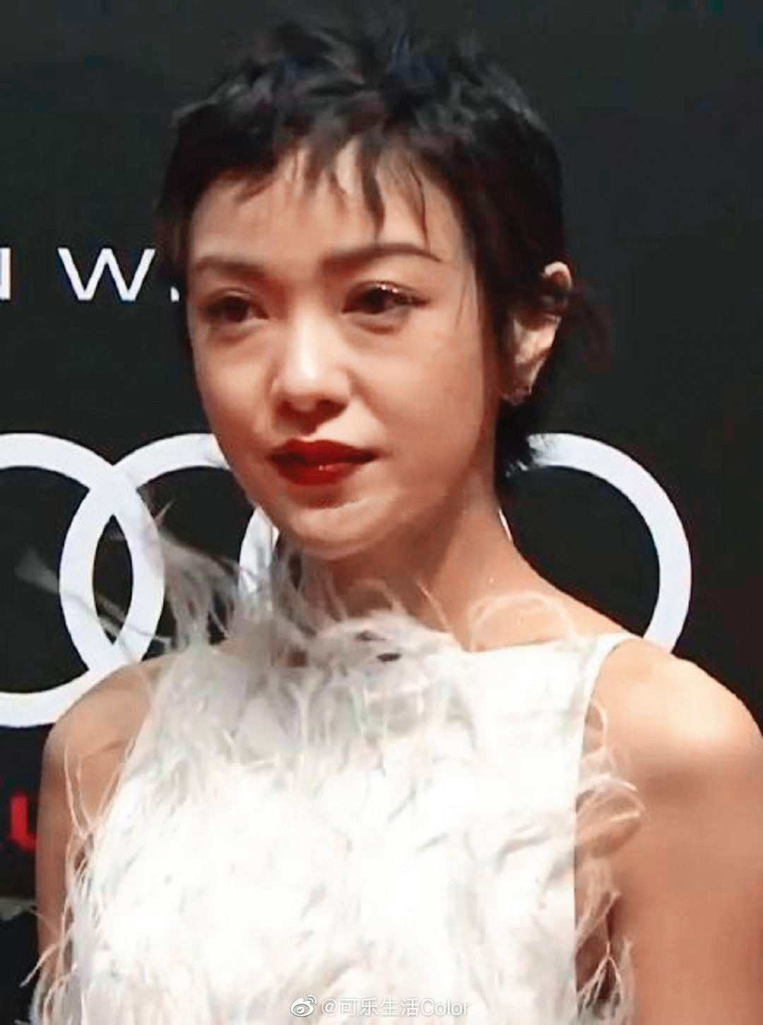 郭采潔出席活動時被指臉僵，臉上黑眼圈明顯，她解釋當天風太大，吹到她直打冷顫才會這樣。（微博圖片）