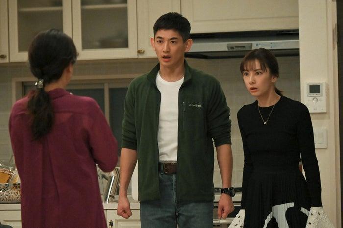 北川景子（右）和瑛太在《離婚活動》飾演閃婚夫婦，卻因理念不合才新婚就鬧離婚。（翻攝自TBS）