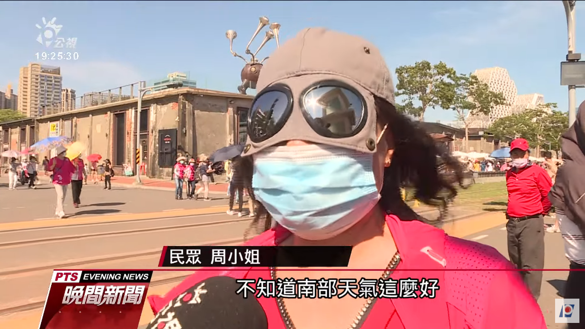 有一名婦人接受電視新聞採訪，奇特的造型意外受到鄉民關注。（翻攝自公視新聞網YouTube頻道）