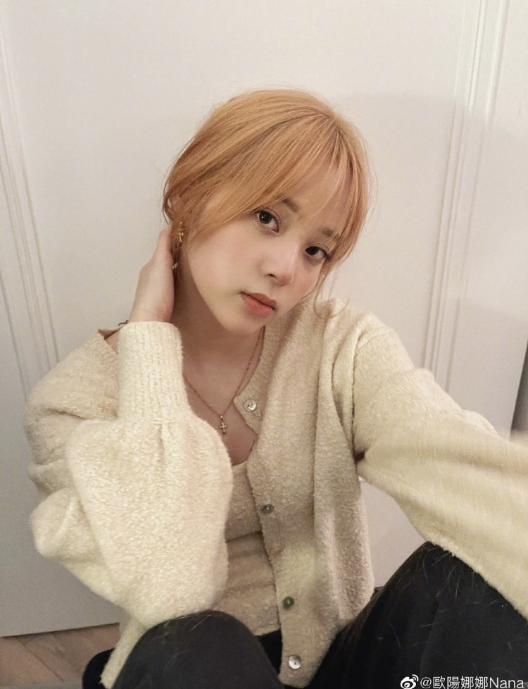 歐陽娜娜人紅是非多,代言咖啡再遭網友質疑假喝。(翻攝自歐陽娜娜微博)