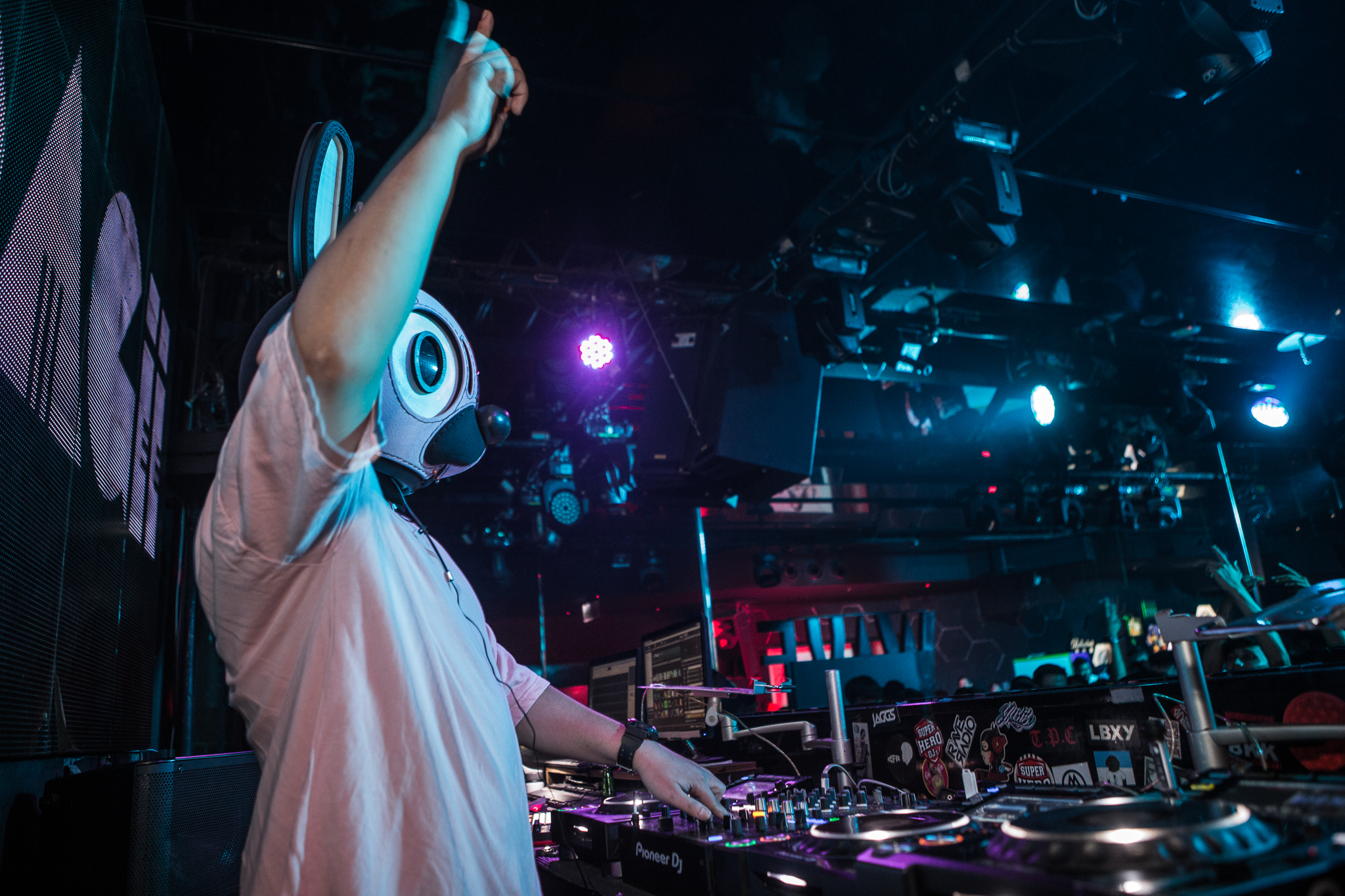 USAGii無厘兔接受經紀人所贈，耗費200小時打造的第二代兔頭造型頭盔，演出更輕鬆。（深宏文創提供提供）