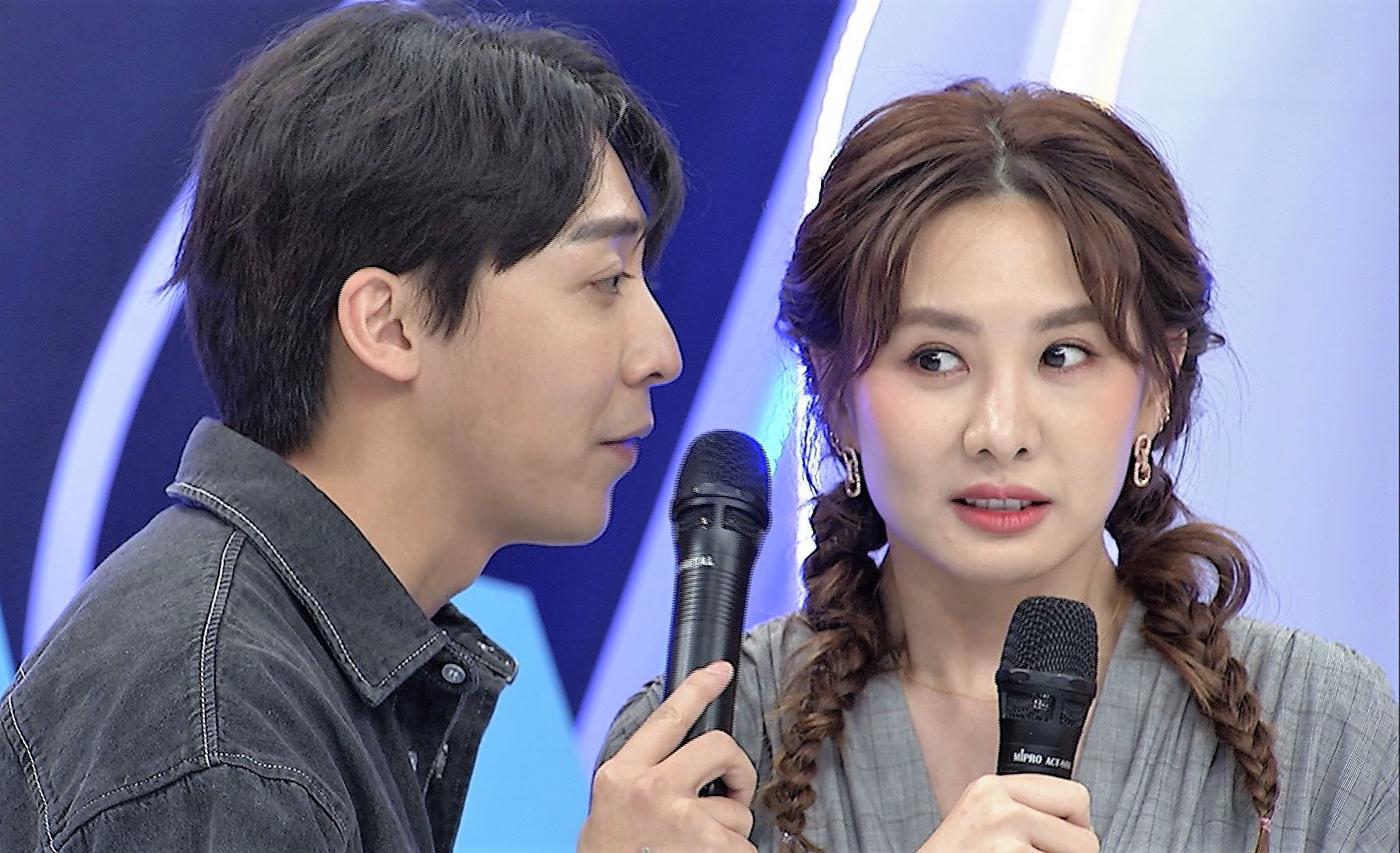 被金炳秀(左)貼耳告白,讓安心亞當場紅了臉。(中天提供)