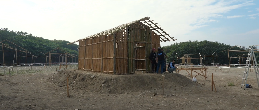 《臺灣三部曲》美術組利用模型打造西拉雅部落模型，並搭建真實場景重現400年前發生在這裡的故事。（翻攝自花絮）
