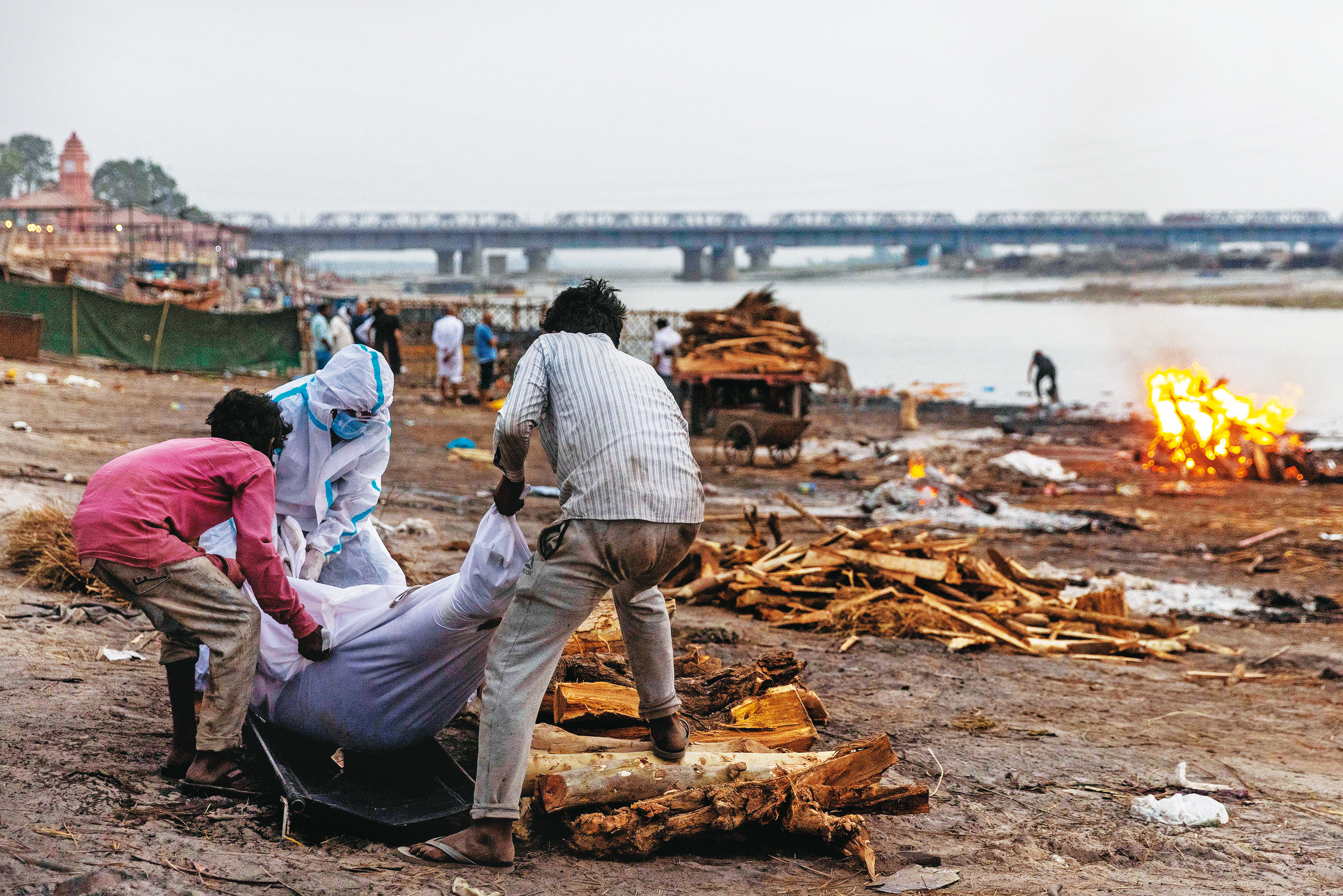 印度疫情新聞讓人怵目驚心，任誰都看得出來，印度醫療體系已經崩潰，黎民百姓只能自求多福了。（達志影像）