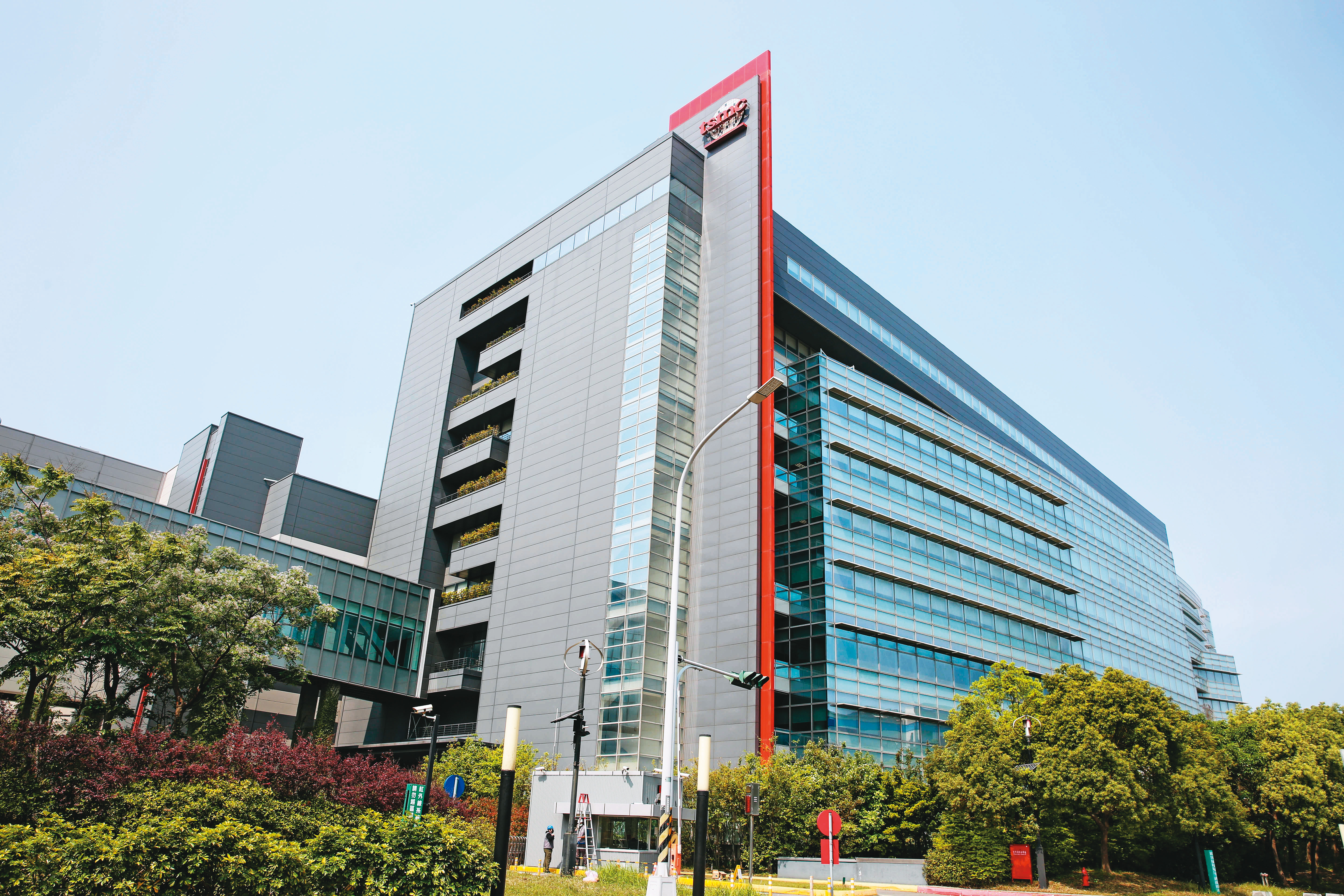 護國神山台積電，十年前占台灣50指數權重不過15％，如今卻高達48％。