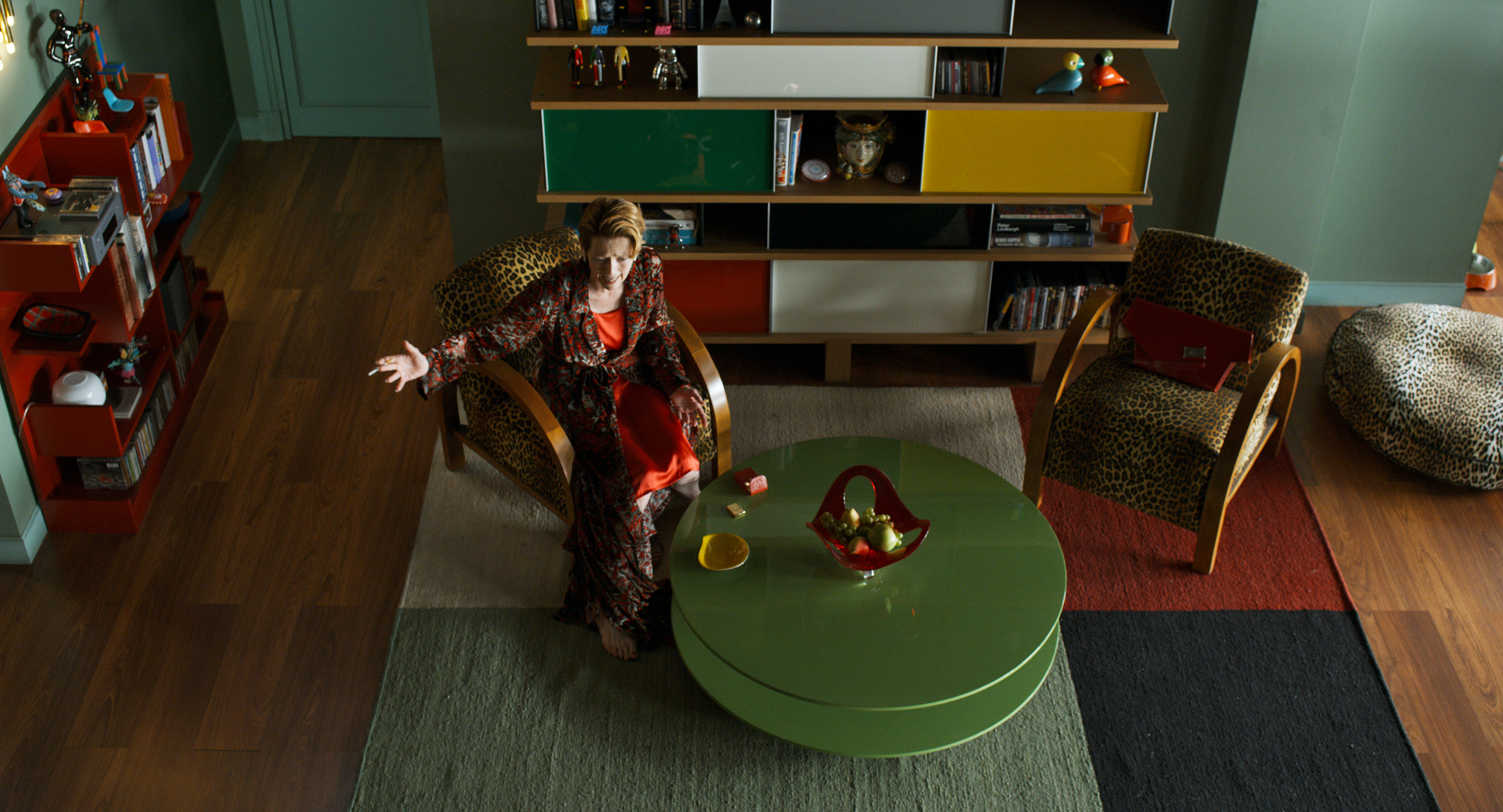 蒂妲史雲頓飾演一位與情人分手的焦慮女人,電影場景也一如阿莫多瓦的風格,用色大膽前衛。(傳影互動)