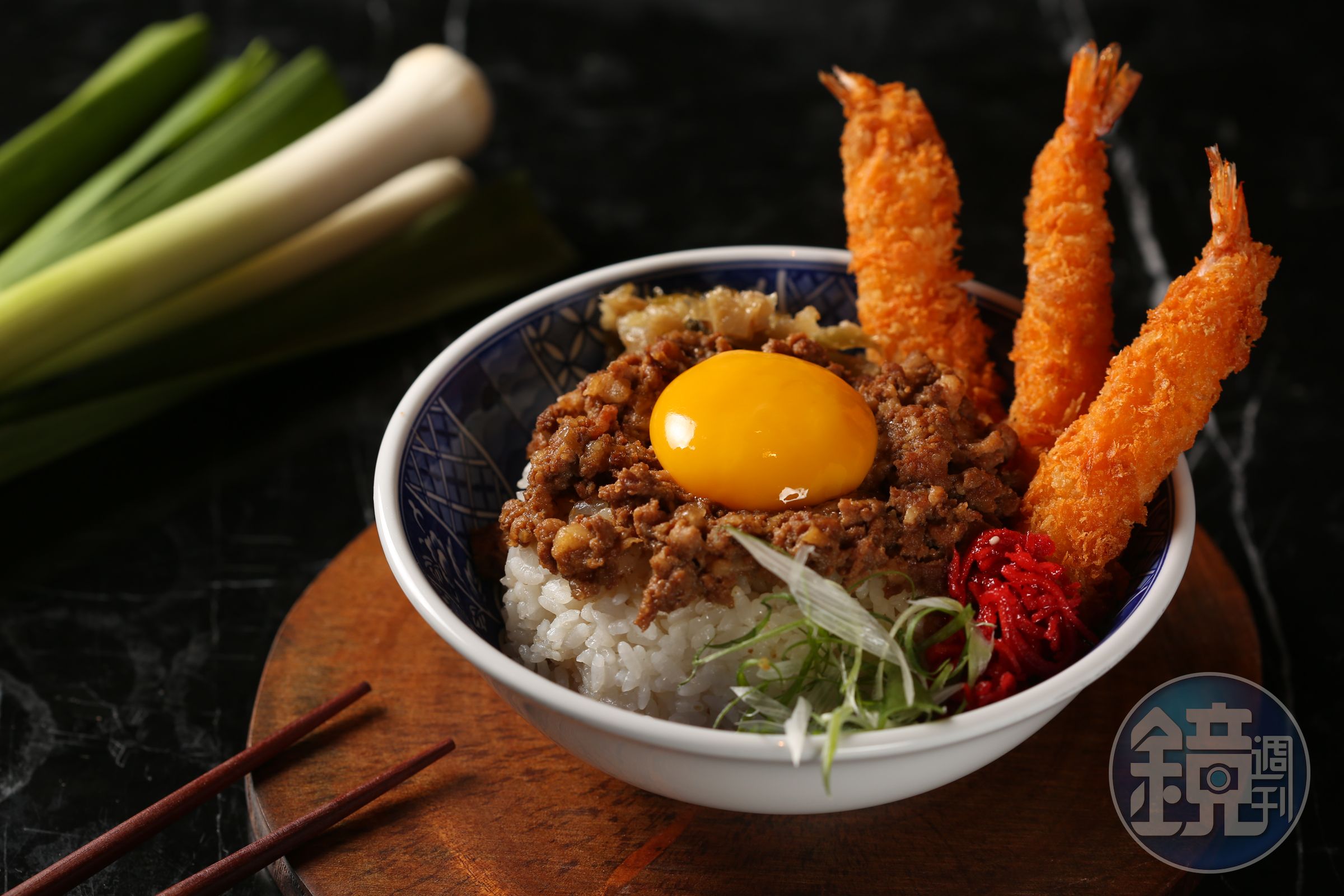 吃「月見炸蝦魯肉飯」一定要把金黃蛋液和肉燥拌勻，享受古早味的油潤邪惡。（380元／份）