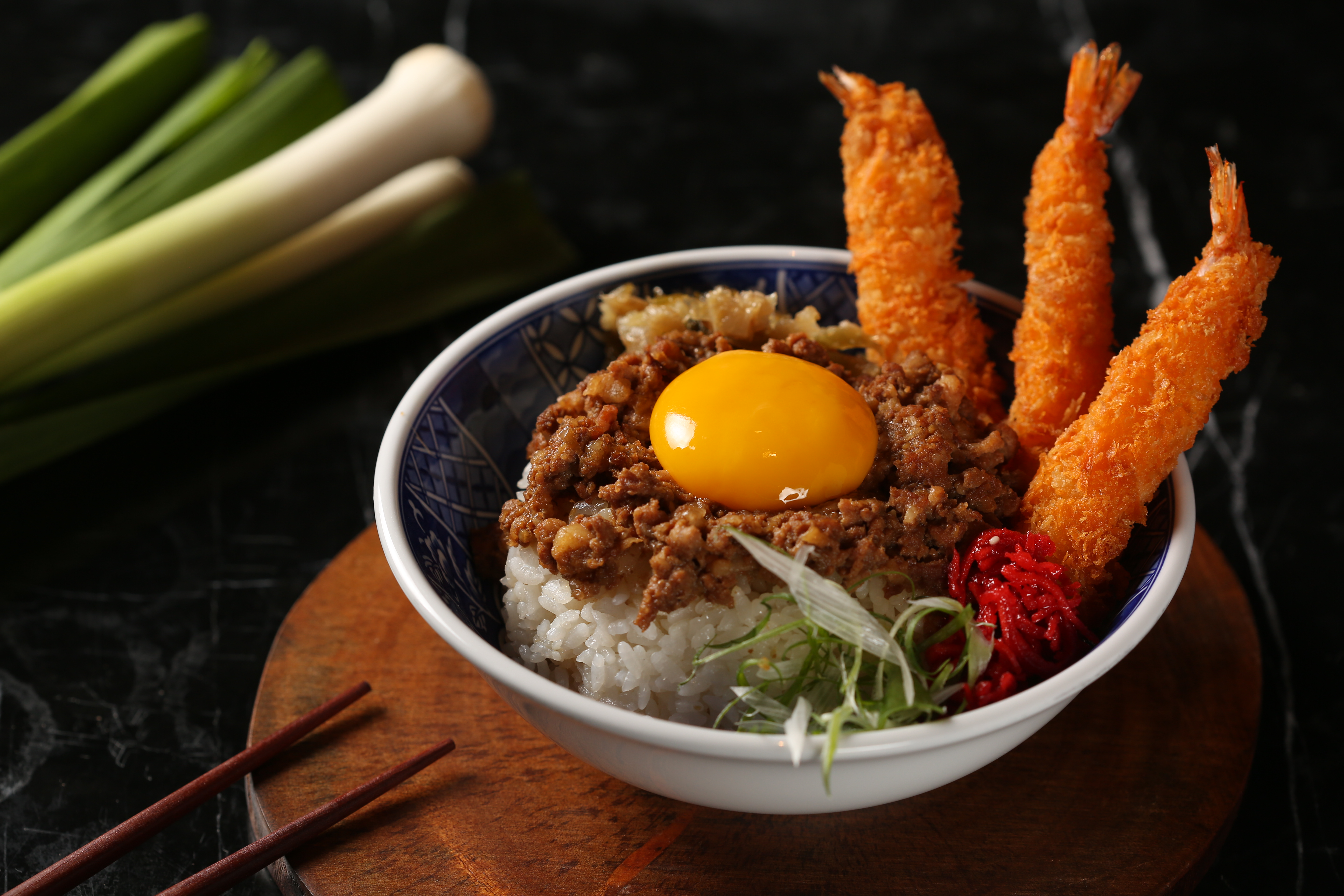 吃「月見炸蝦魯肉飯」一定要把金黃蛋液和肉燥拌勻，享受古早味的油潤邪惡。（380元／份）