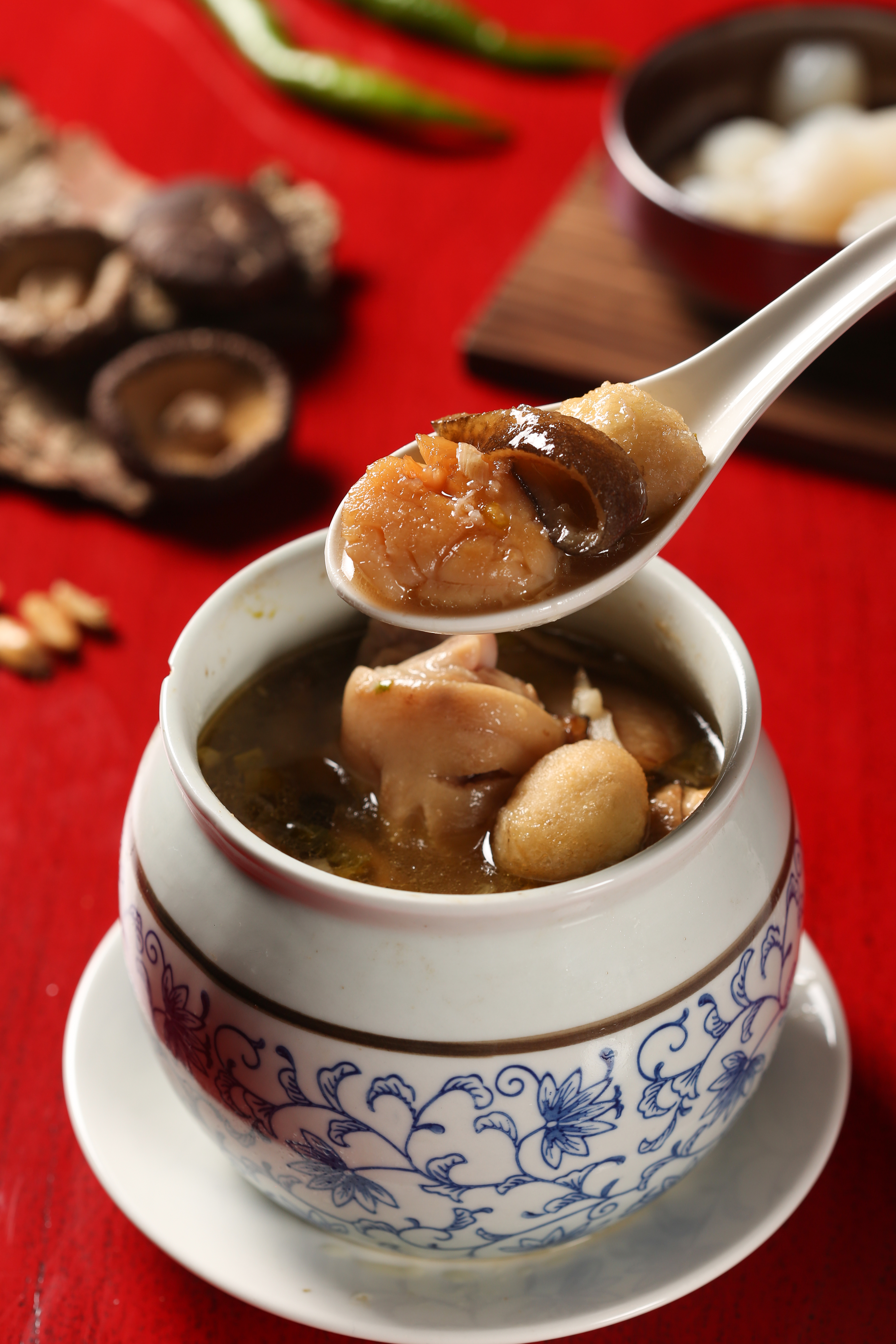 「皈依獨享佛跳牆」有干貝、蹄筋和魚皮等，用料不馬虎，可1人或2、 3人一起分享。（420元／盅）