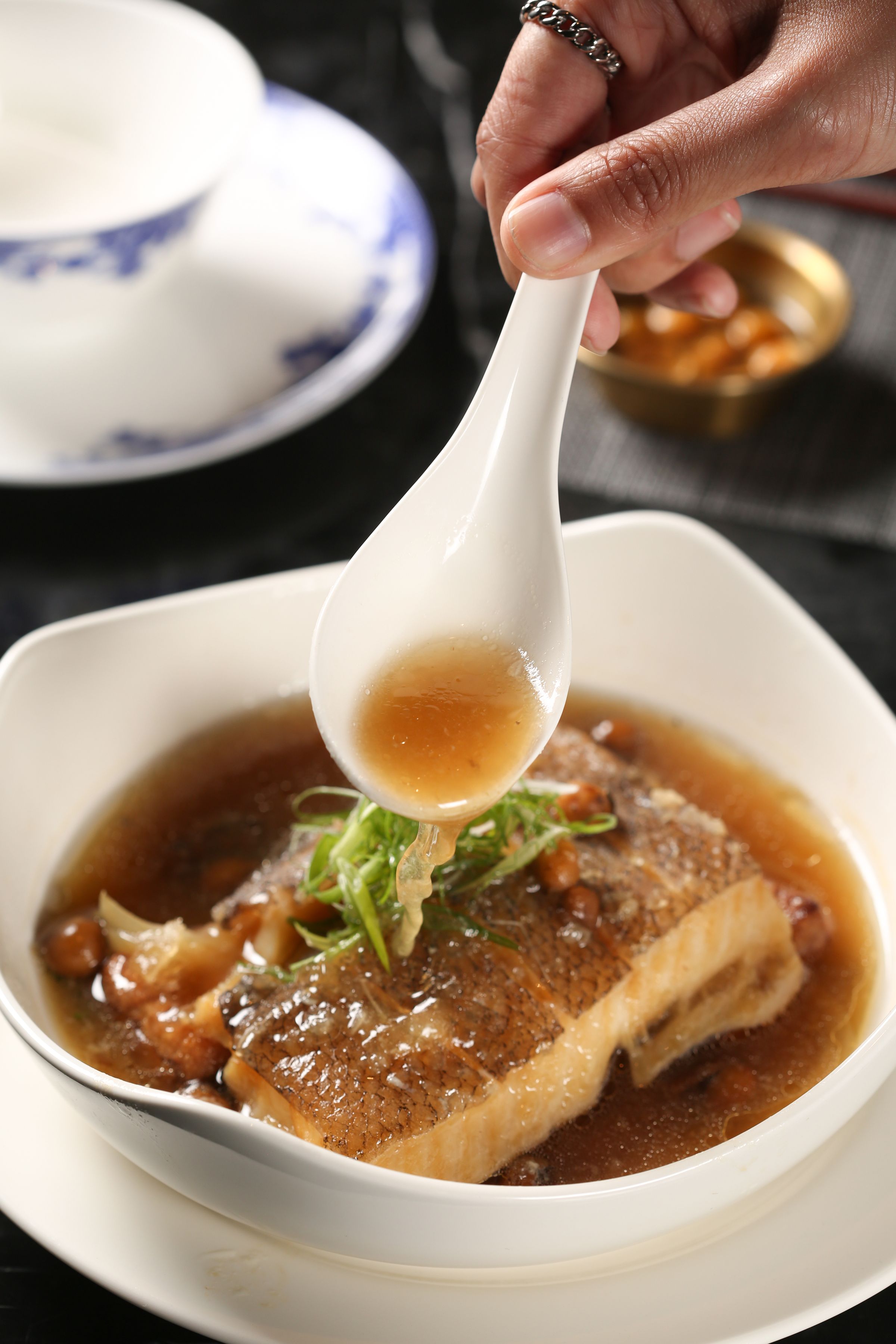 「明火蒸鰈魚」肉質厚實，加上破布子調味，鹹甘下飯也下酒。（440元／份）