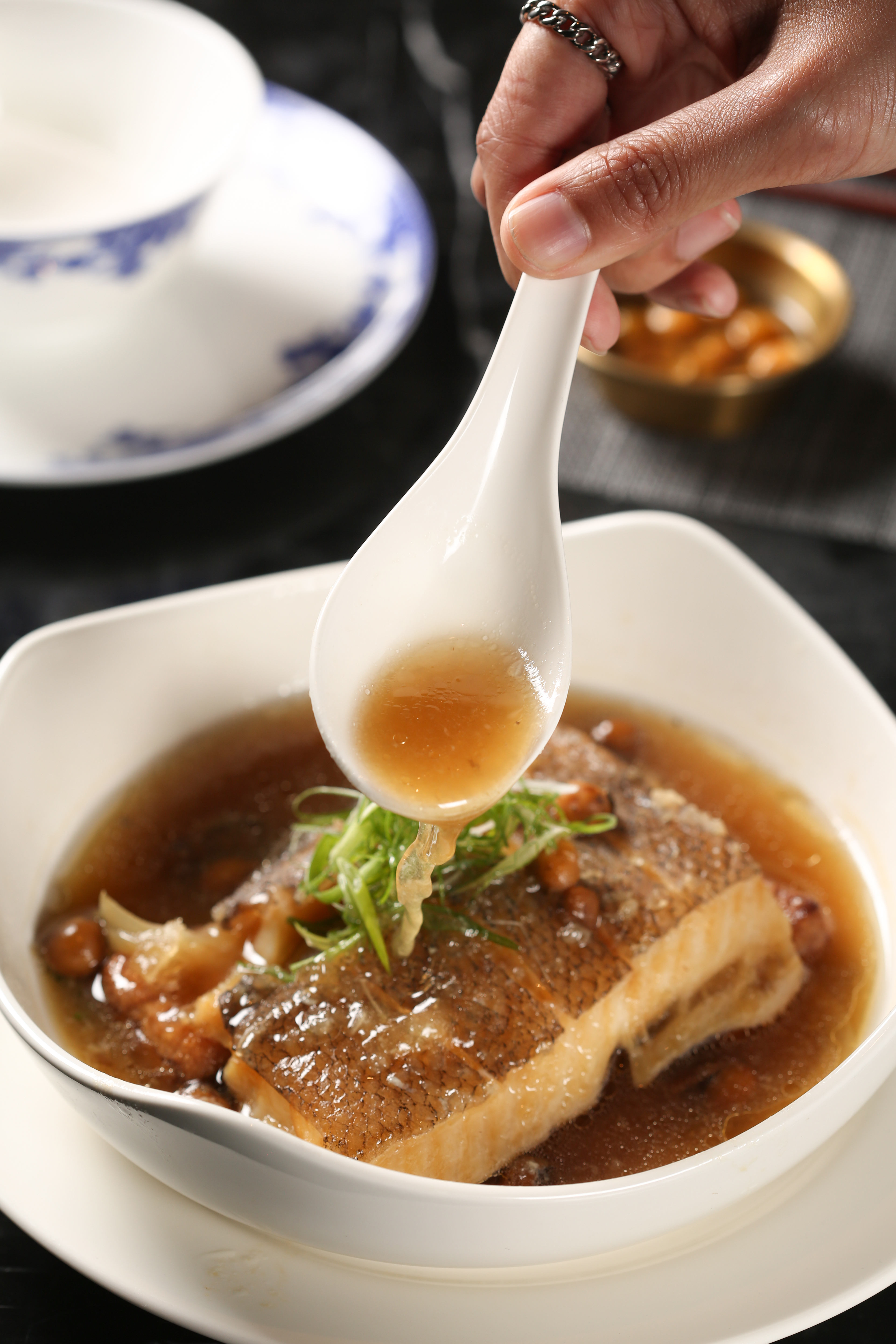 「明火蒸鰈魚」肉質厚實，加上破布子調味，鹹甘下飯也下酒。（440元／份）
