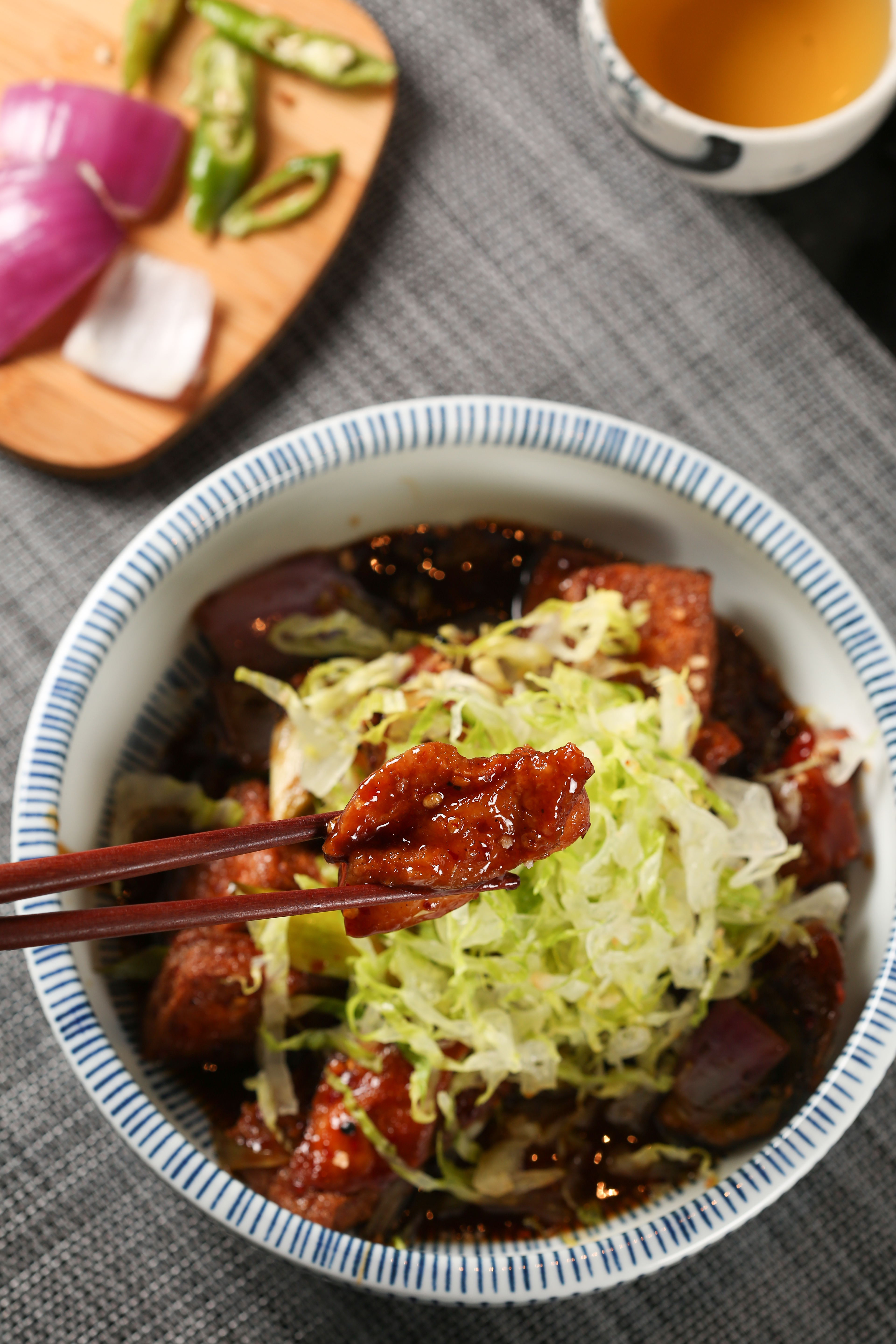 「虐嘴霸王香辣雞」用土雞腿肉裹粉油炸，可吸飽醬汁，雞蛋豆腐鋪底，點綴炸皮蛋，口感多重。（360元／份）