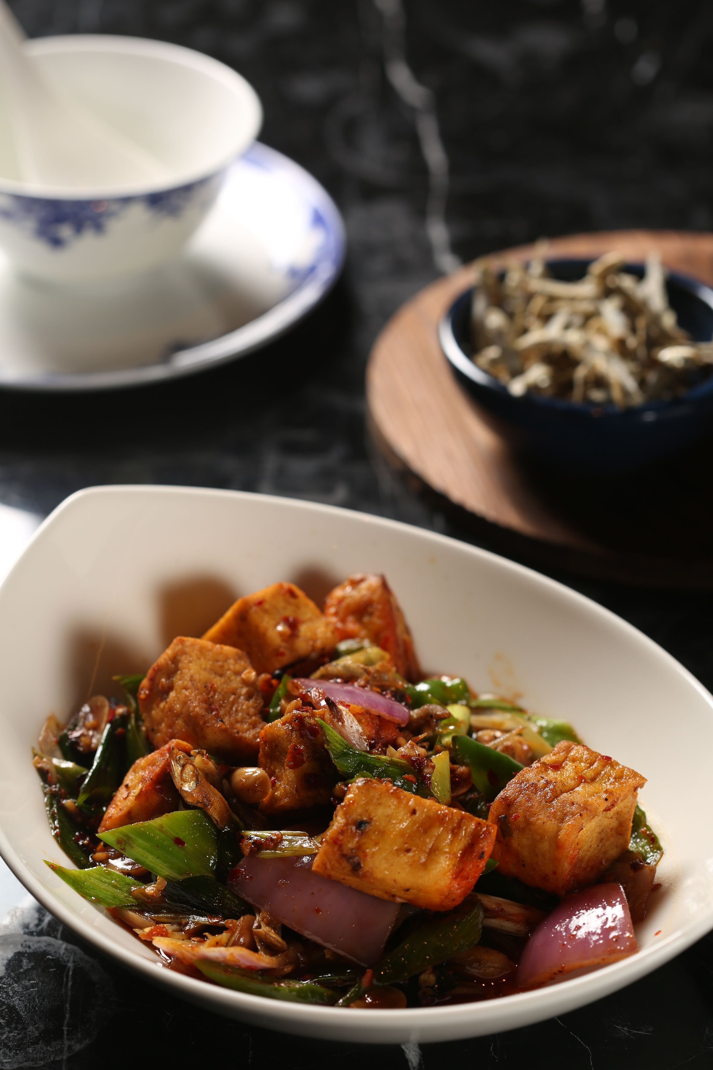 用板豆腐自家發酵再微炸過的「香辣小魚臭豆腐」，非常涮嘴。（320元／份）