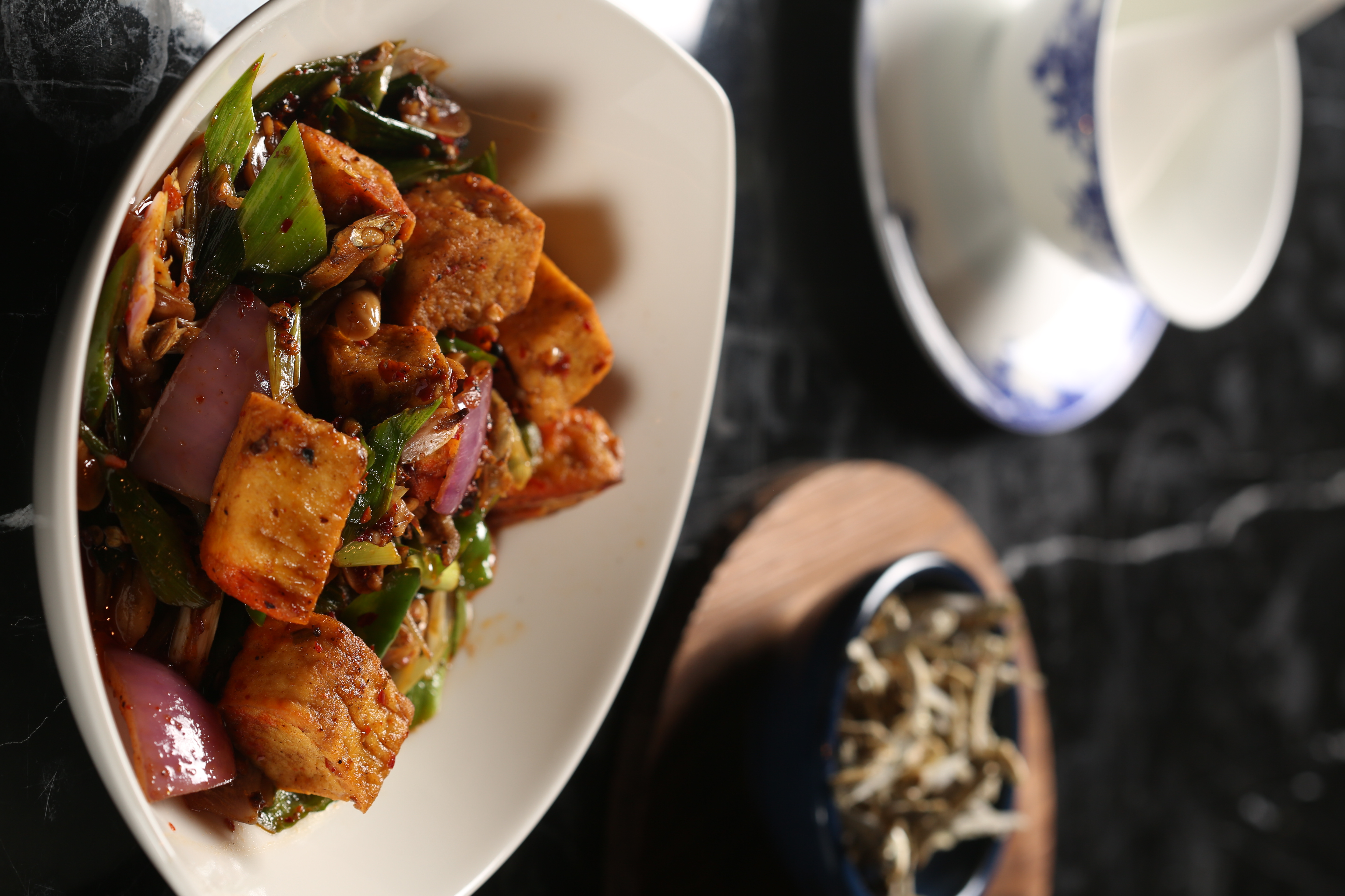 用板豆腐自家發酵再微炸過的「香辣小魚臭豆腐」，非常涮嘴。（320元／份）