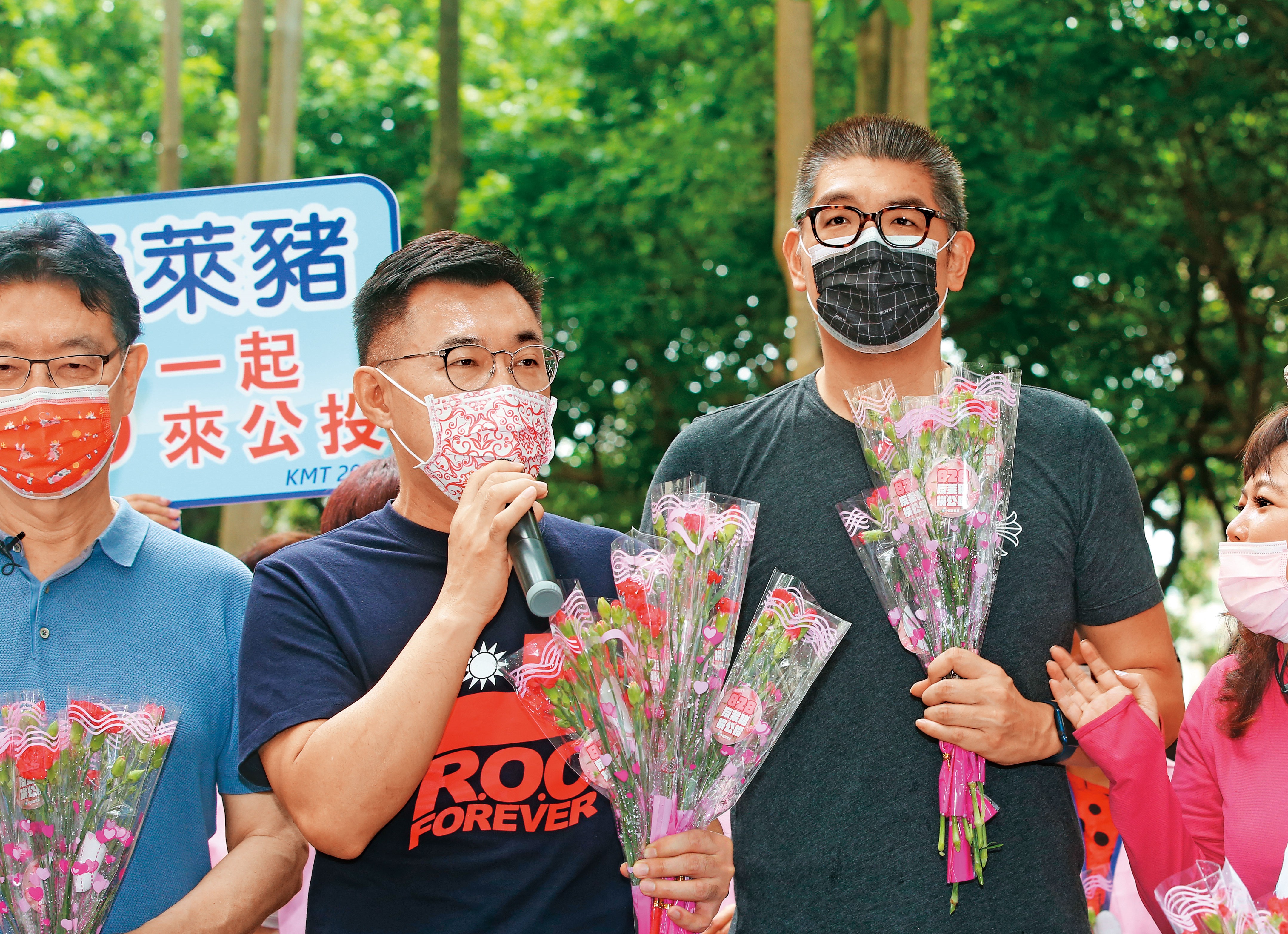 國民黨8日舉行反萊豬公投宣傳活動,多位黨內大咖到場展現團結氣勢,連勝文(右)與江啟臣(左)比鄰而站,卻幾乎零互動。