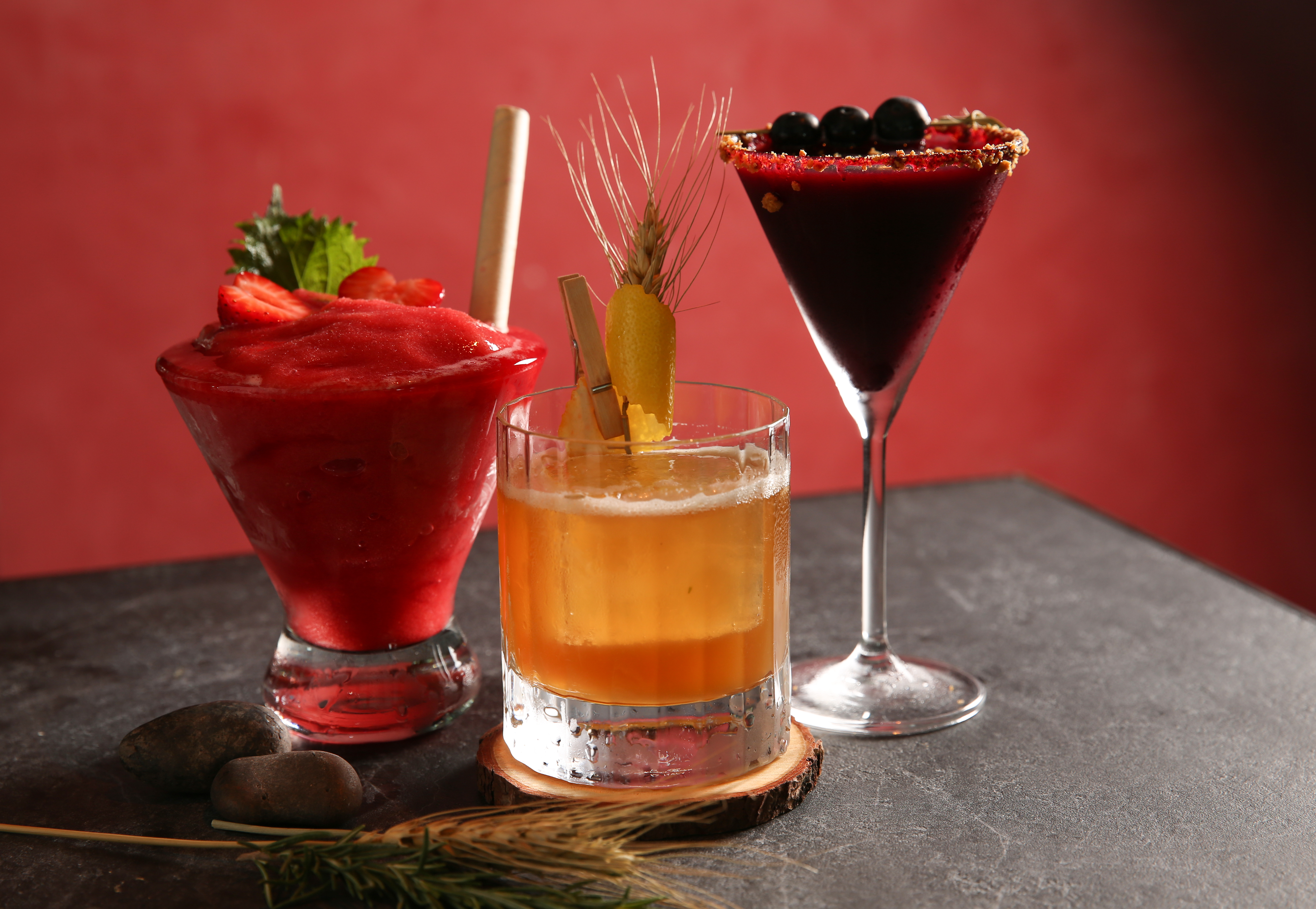 調酒推出Daiquiri系列，有酸甜的「Frozen Daiquiri」（左起）以及蘭姆酒為底的「Mulata Daiquiri」，也喝得到上海CÉ LA VI用伏特加特調的「Blueberry Muffin Martini」，杯緣裹上馬芬蛋糕，酒感醇厚。（皆400元／杯）
