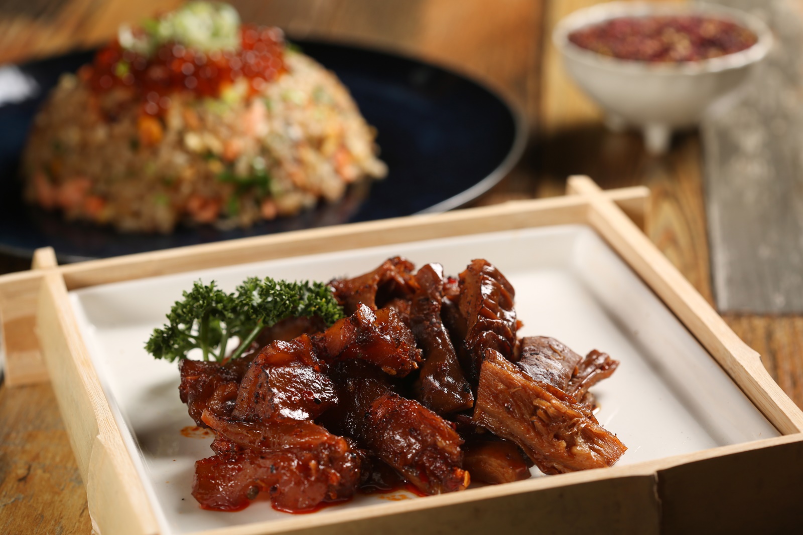 「綜合麻辣三寶」有牛肚、牛筋和豬大腸，吃來如色澤一樣香麻可口，（490元／份）