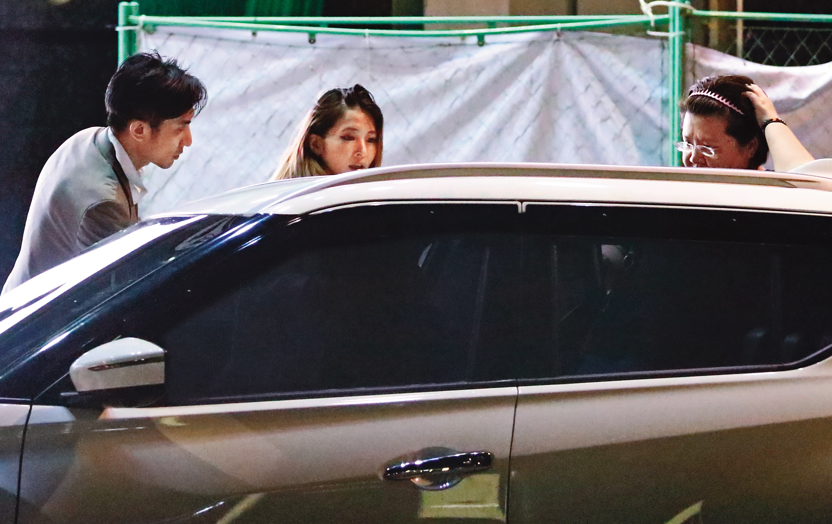 5月4日00：49，3人一同前往松壽路，在路邊搭上白色Nissan KICKS。