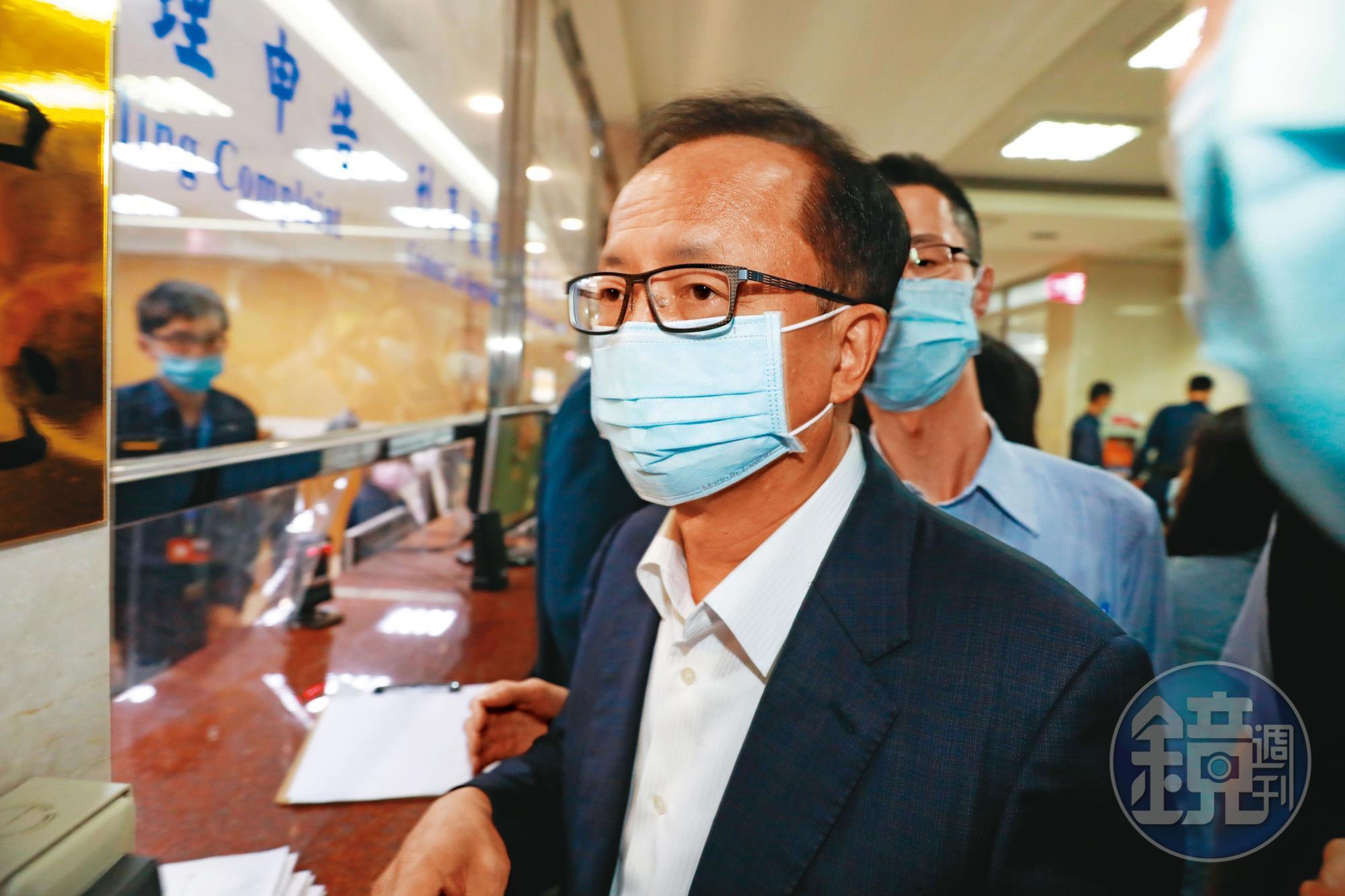 陳嘉昌主動將手機交給地檢署調查,還說地檢「較有公信力」,直接打臉署長陳家欽。