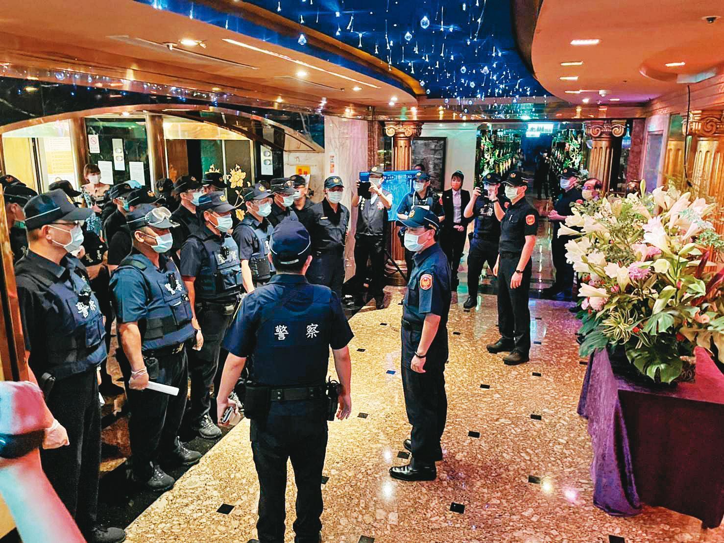 北市警局啟動臨檢酒店的夜間勤務,企圖挽回警方威信。(翻攝畫面)