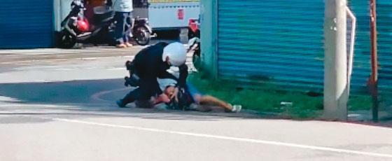 中壢分局員警無端盤查,還對民眾使出大外割壓制,引爆違法盤查爭議。(翻攝臉書)