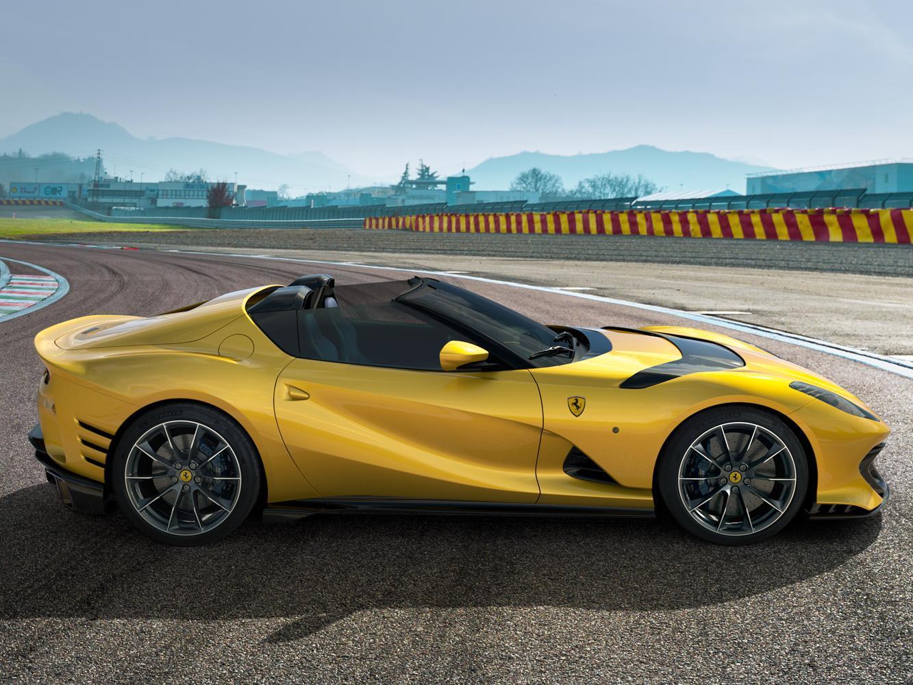 在812 Competizione A車型上，為了補償移除渦流產生器造成的影響，在防滾結構之間導入橋型裝置。此細緻的裝置，氣流能被高效地導向後擾流板，確保了與812 Competizione同等的下壓力。