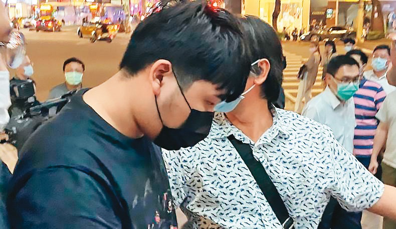 警方逮捕犯下潑蟑之亂的5名竹聯幫育仁會成員。(翻攝畫面)