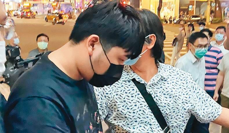警方逮捕犯下潑蟑之亂的5名竹聯幫育仁會成員。(翻攝畫面)