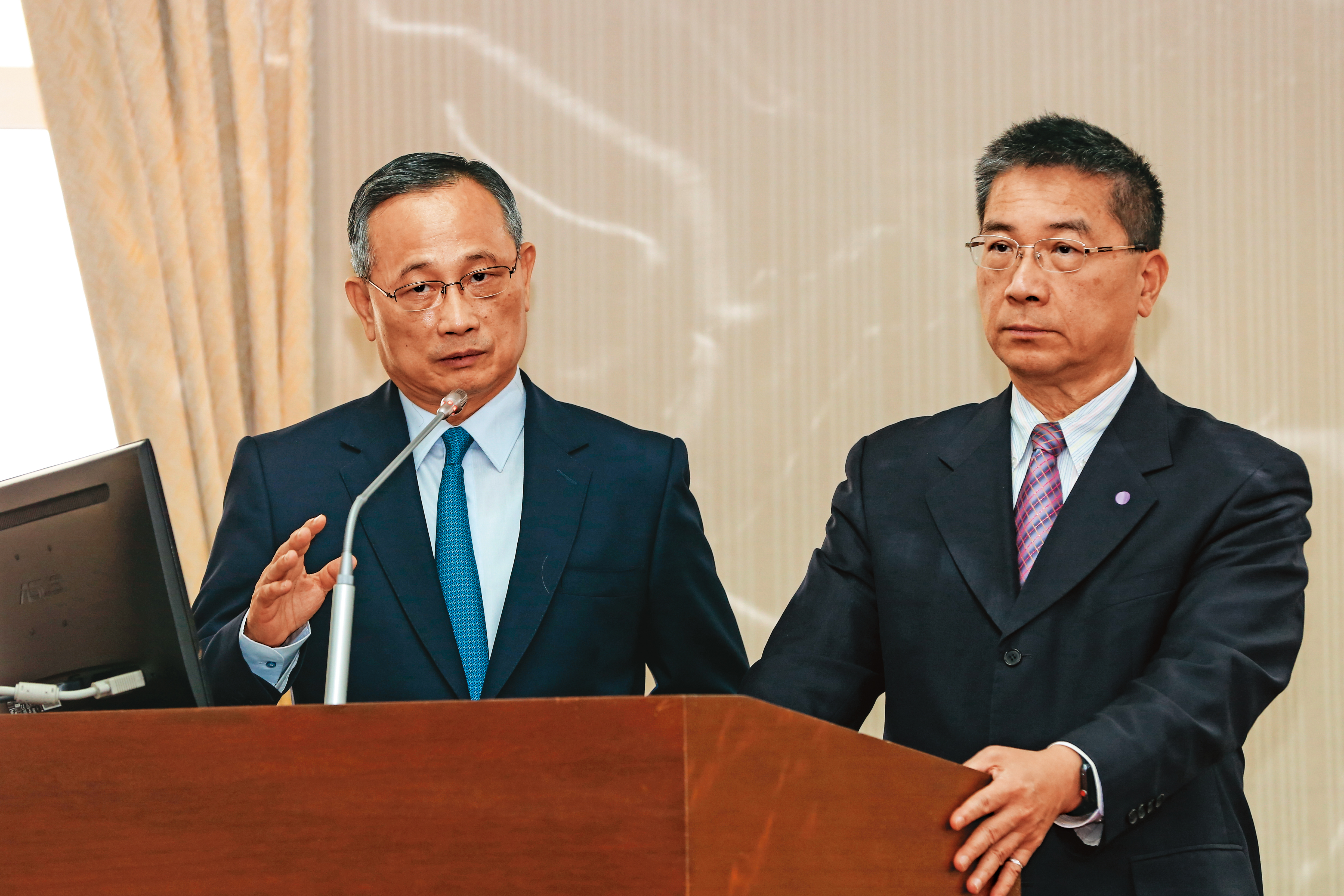 內政部長徐國勇(右)在臉書發文譴責暴力,強調將嚴正執法,展現公權力。