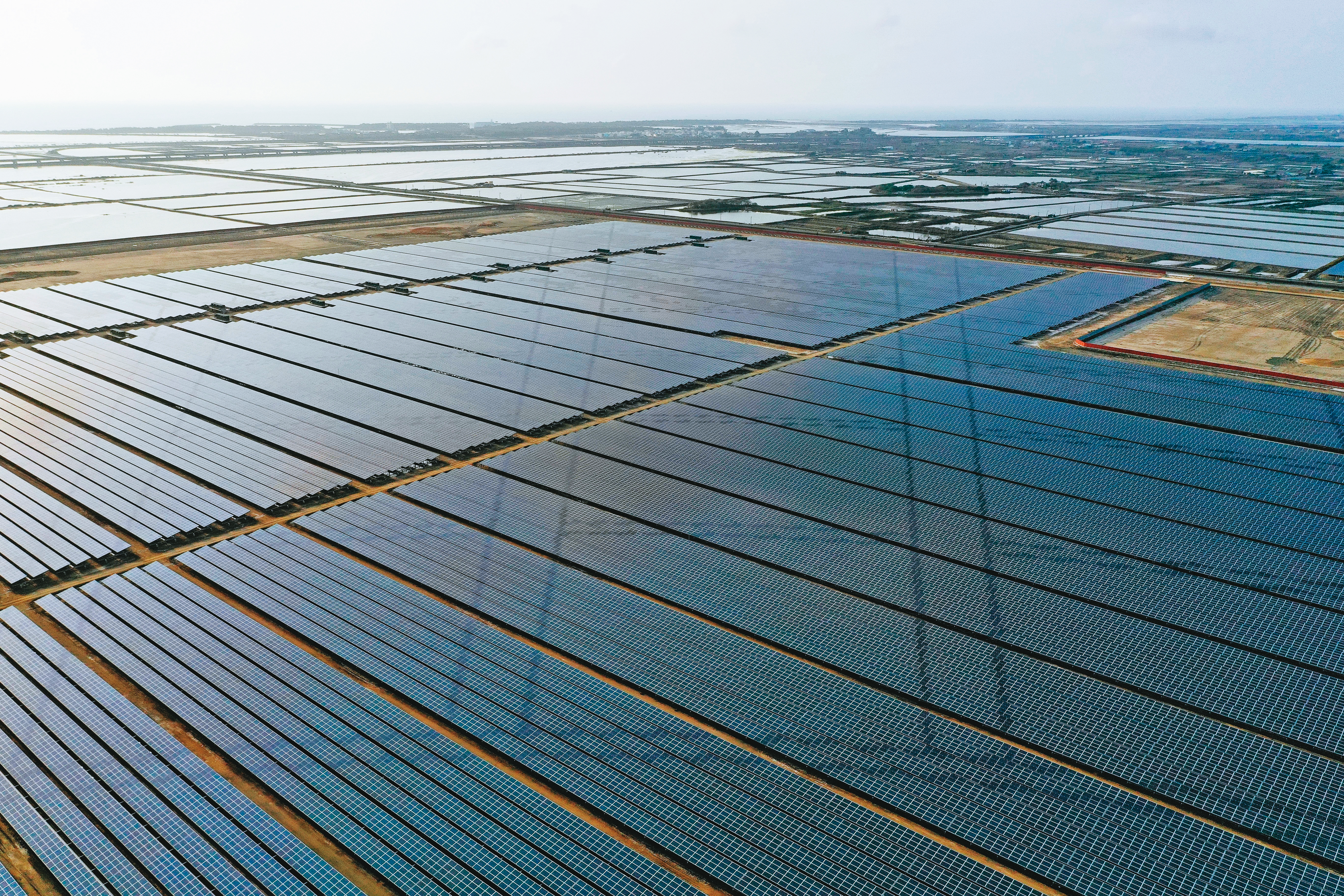 雲林縣口湖鄉長林哲凌涉嫌利用太陽能光電業者取得土地過程,遭地方居民圍路抗爭,趁機索賄1千4百多萬元,遭收押禁見。