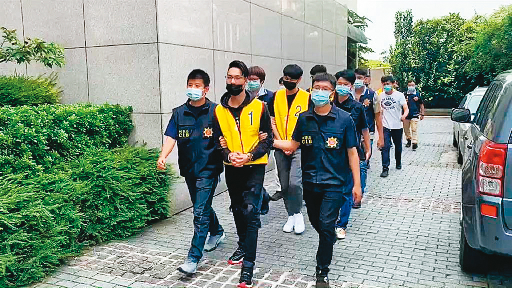 統促黨李姓成員對外自稱為竹聯幫紋滸會長,涉嫌指揮手下暴力討債,將被害人押走凌虐,訊後遭移送法辦。(翻攝畫面)
