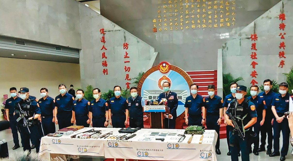 台北市近來發生多起社會矚目治安事件,台北市警察局長陳嘉昌率14名分局長向各界宣示掃黑決心。(警方提供)