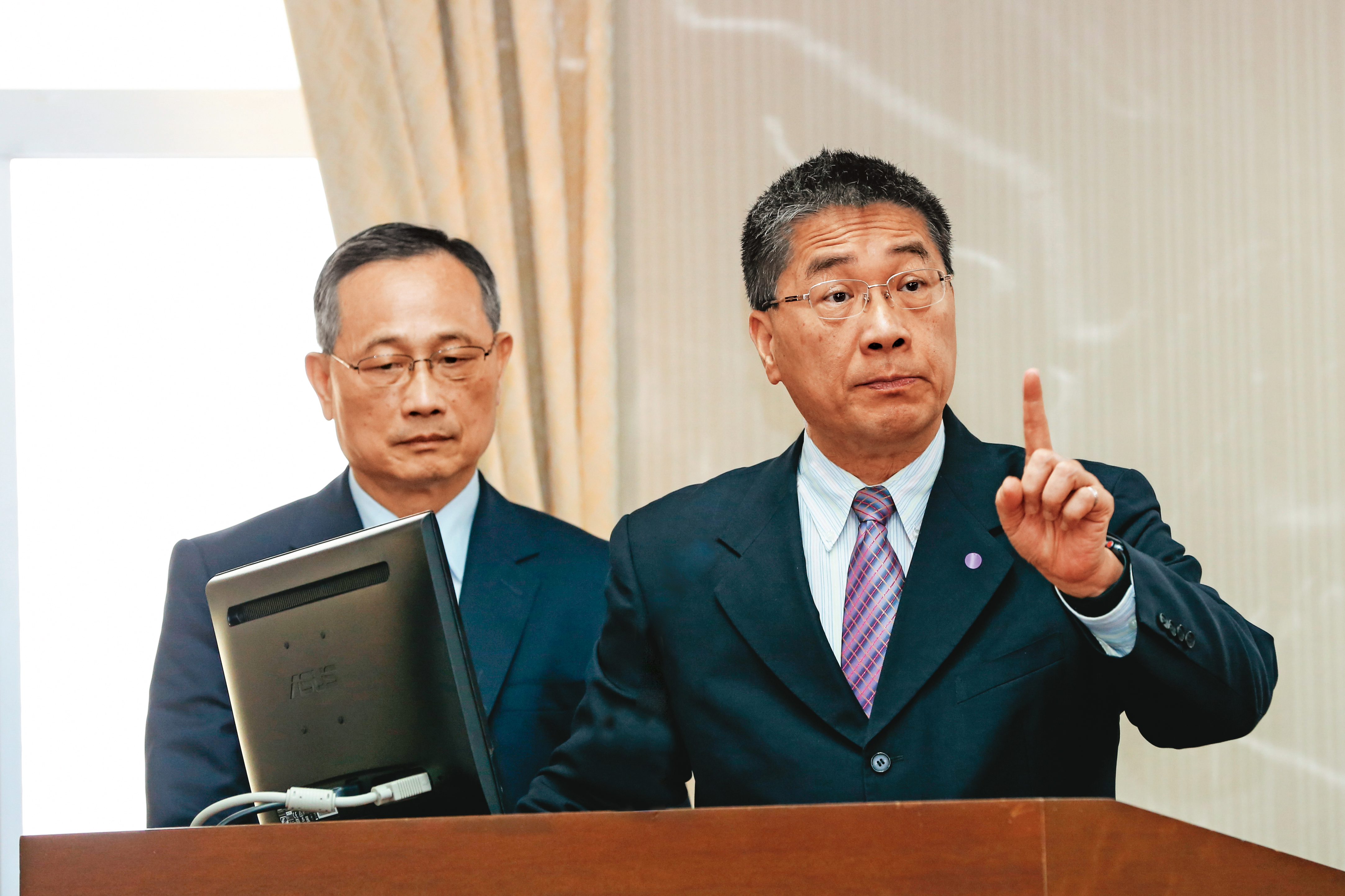 內政部長徐國勇（右）及警政署長陳家欽（左）在立院答詢時，誓言全力掃蕩幫派，還給人民安居樂業的安全環境。