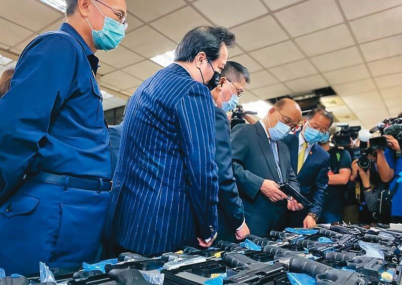 行政院長蘇貞昌打擊黑幫不遺餘力,去年底刑事局查獲史上最大的10萬發制式子彈及上百支槍枝,他專程慰勉第一線辦案人員。(刑事局提供)