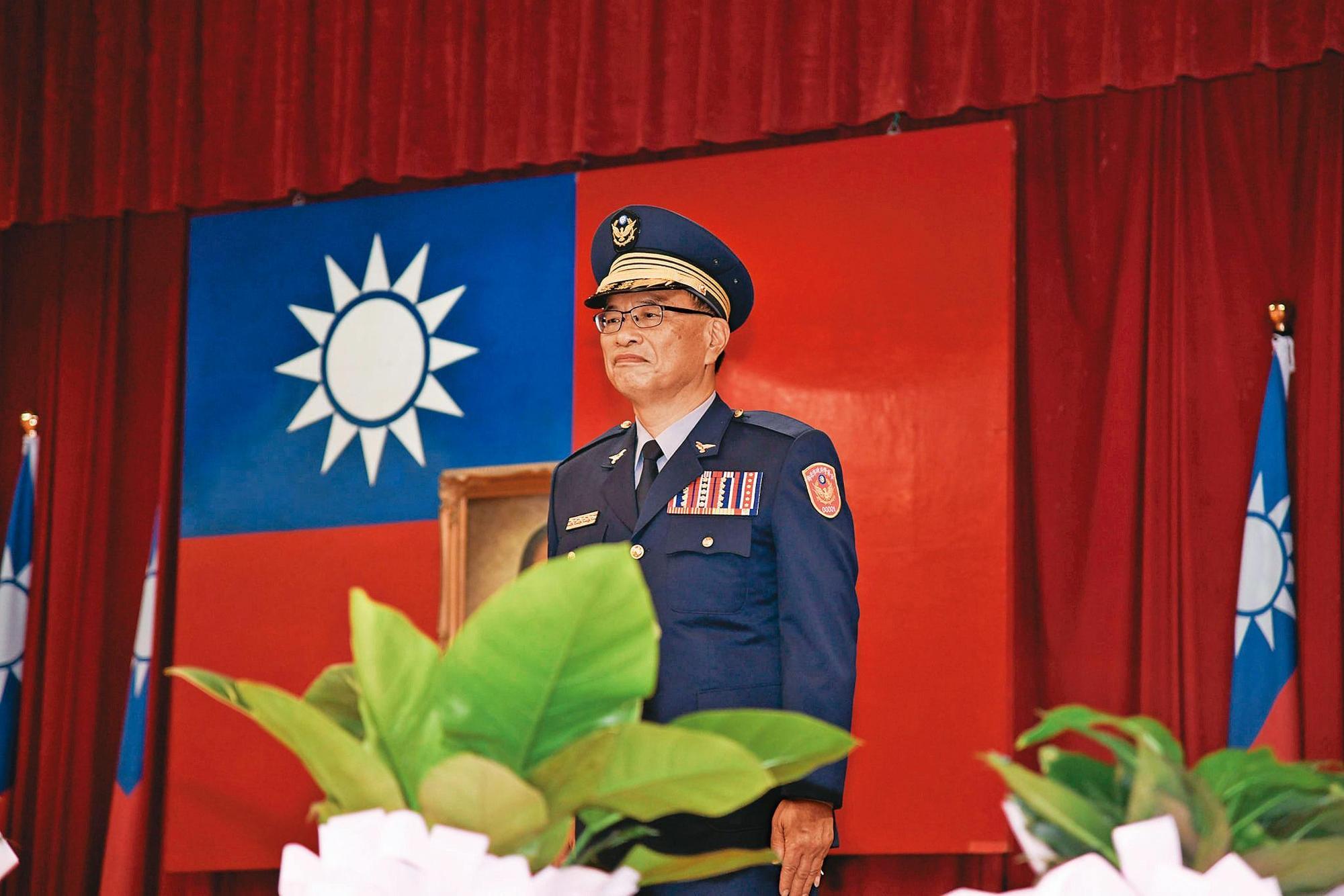 新北市警察局長黃宗仁意外捲入潑蟑之亂。(翻攝新北市警局臉書)