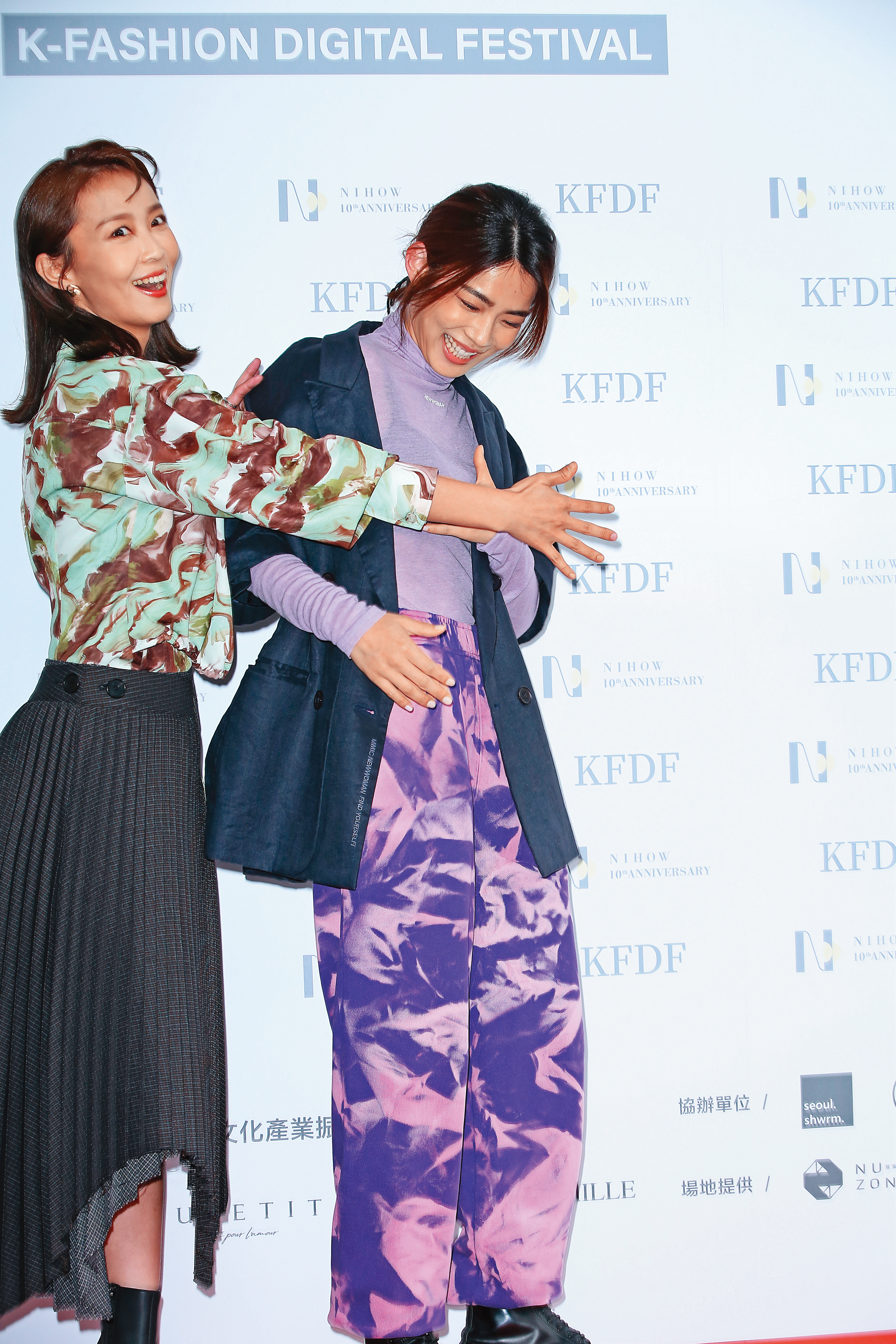 林思宇（右）的「不辣甲」微露出，林昀希（左）伸手一擋，勇奪最佳防守MVP。