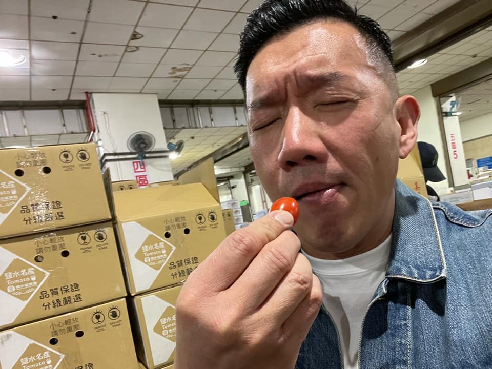 杜汶澤收到臉書違規警告，他隨後po出「求饒」文章，直接反酸「偉大的Facebook我以後不敢了……」。（翻攝自杜汶澤臉書）