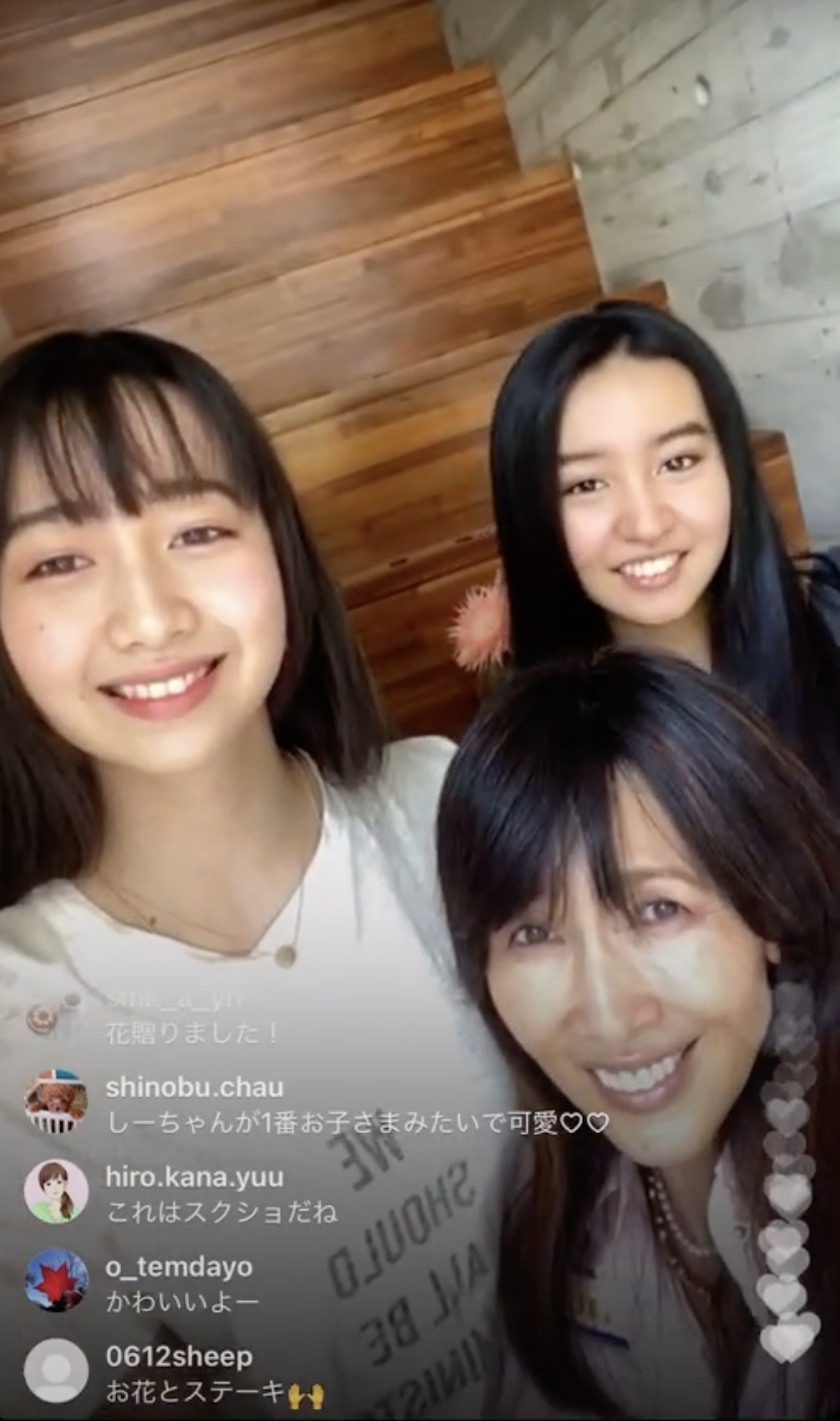 工藤靜香（中）素顏坐在兩女中間，被網友直誇可愛、像三姊妹。（翻攝cocomi_553_official IG）