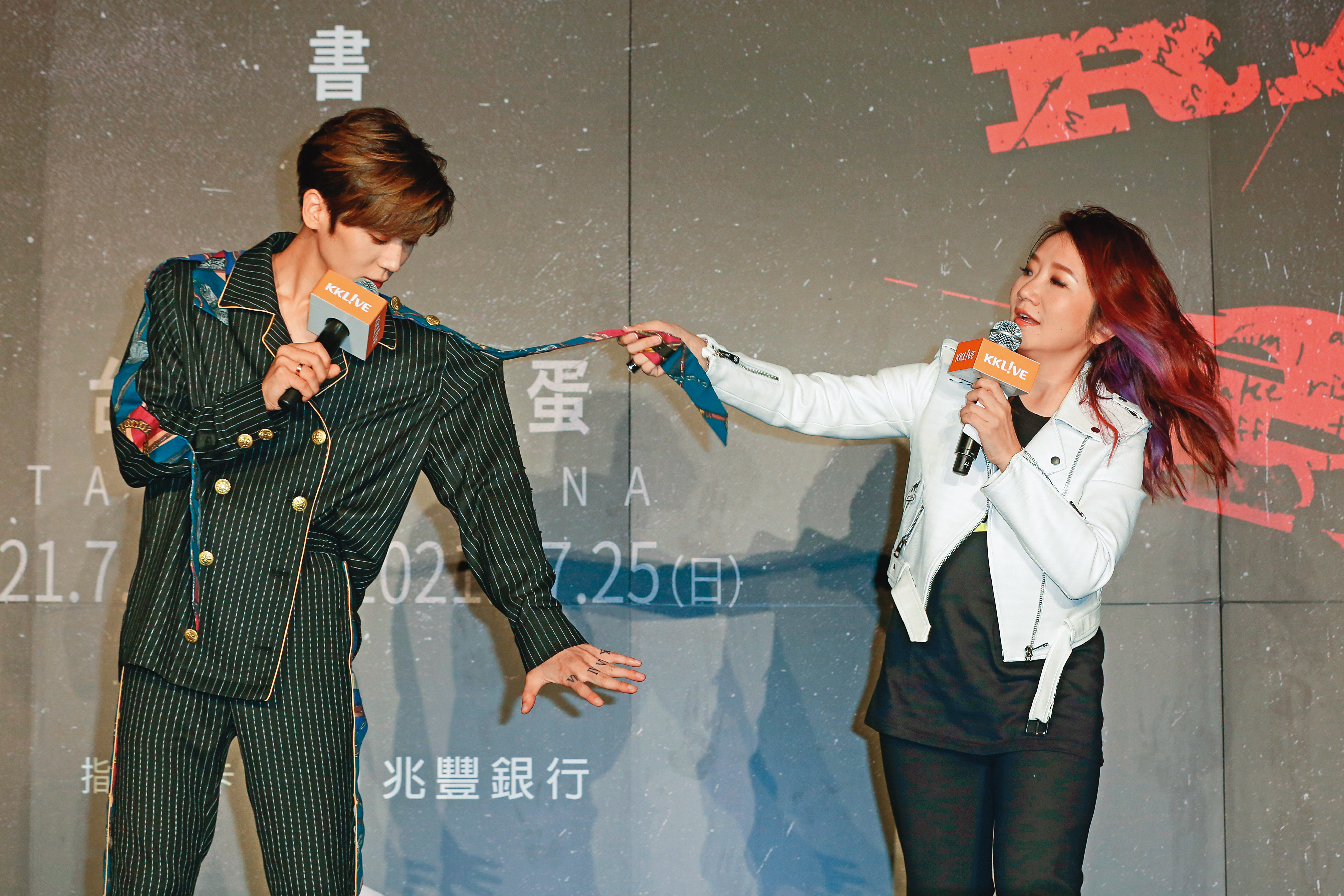 陶晶瑩（右）隨手一拔，畢書盡（左）就被扯過去，千萬不要低估地方媽媽的力量。（抖）