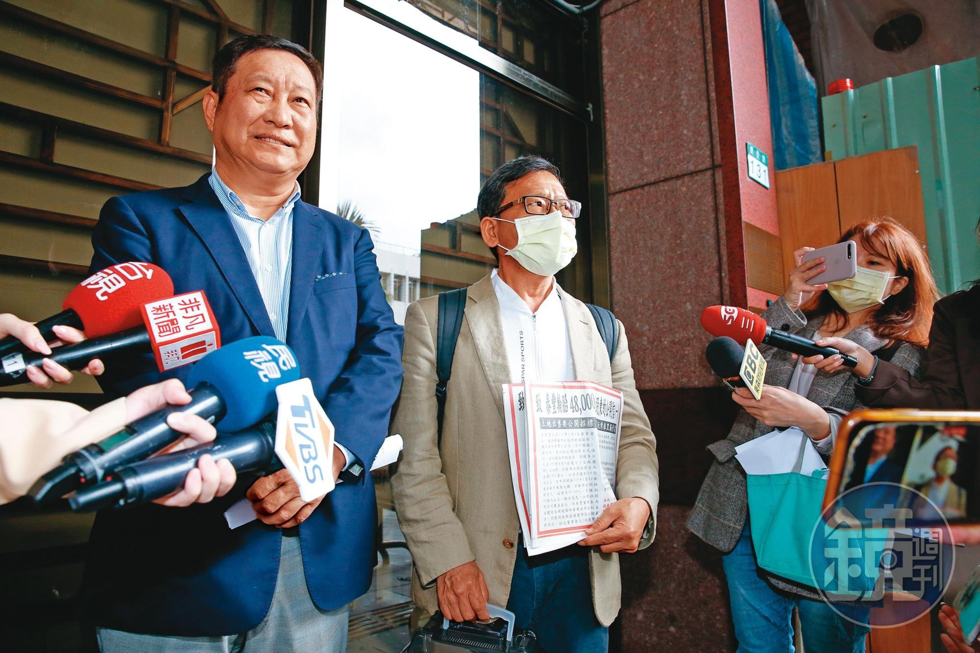 南港副董事長、泰豐董事趙國帥(左)偕股東按鈴告馬述健背信、偽造文書,和泰豐正式翻臉。