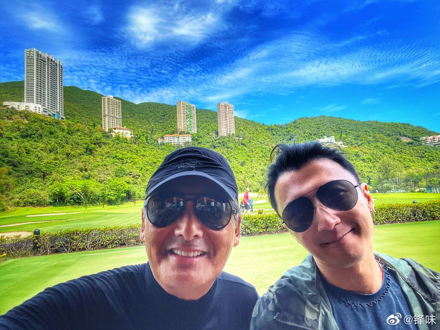謝霆鋒貼出與潤發的合照，男神同框雖帥氣不減，但掌鏡角度卻遭網友吐槽。（翻攝自鋒味微博）
