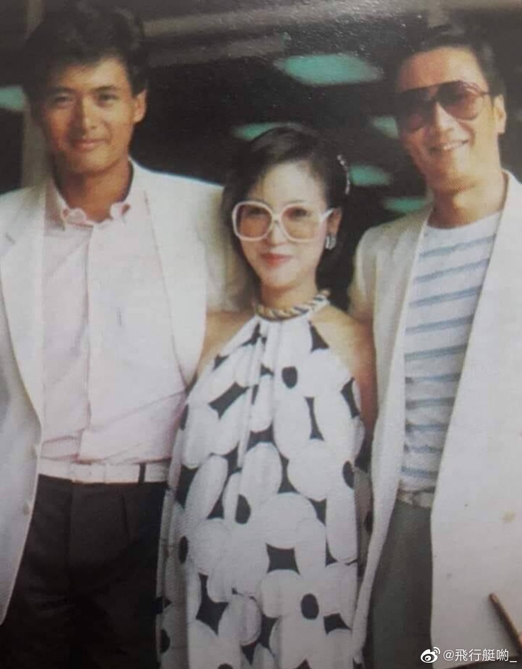 還有網友貼出早年周潤發與謝霆鋒父親謝賢的合照，風流倜儻模樣更勝現在。（翻攝自微博）