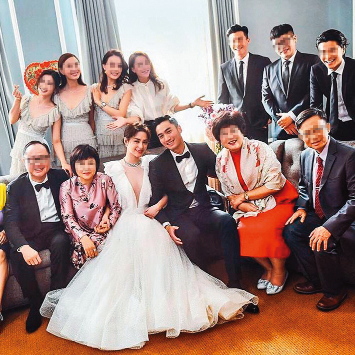 賴弘國（前排右三）3年前砸下5,000萬元和阿嬌（前排左三）在美國洛杉磯舉辦豪華婚禮。（翻攝自阿嬌IG）
