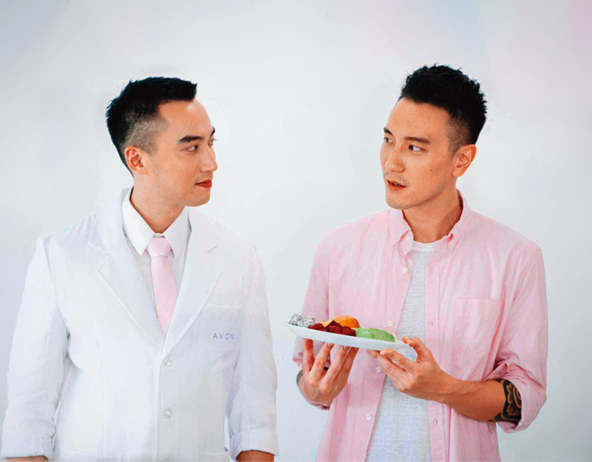 賴弘國（左）有「醫界王陽明」之稱，還曾被廠商相中與王陽明（右）合體拍廣告。（翻攝自賴弘國IG）