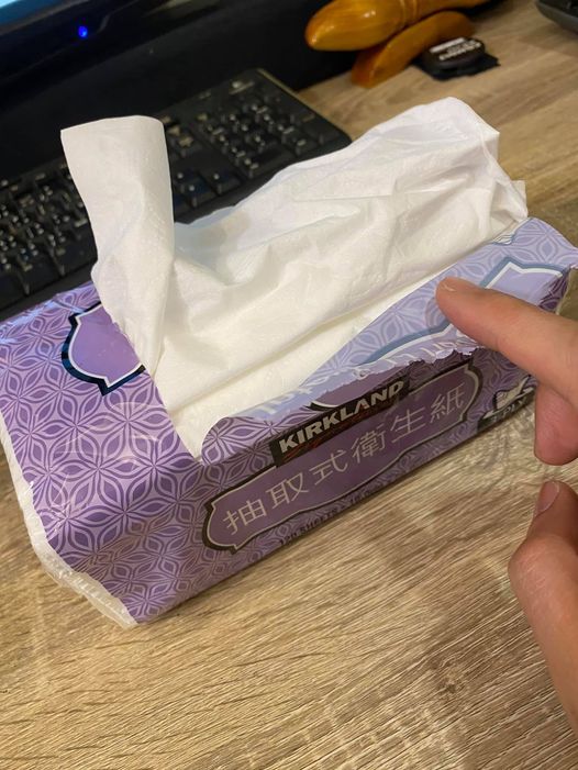 有網友在臉書社團發文詢問 「開衛生紙包裝不會爆開」的小技巧。（翻攝自臉書社團「Costco好市多 商品經驗老實說」 ）